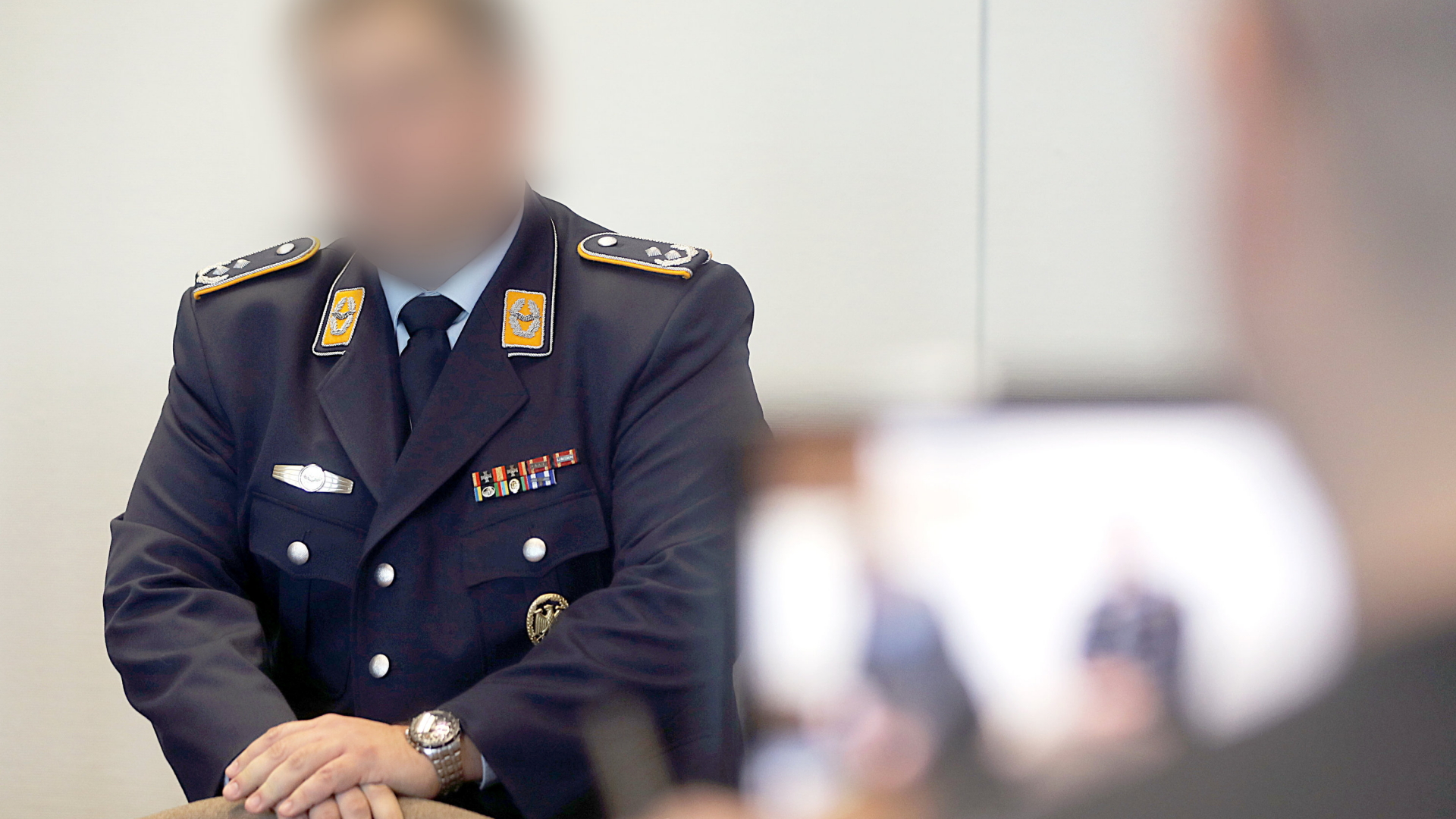 Ein Offizier des MAD steht im Gerichtssaal des Kölner Amtsgerichtes | dpa