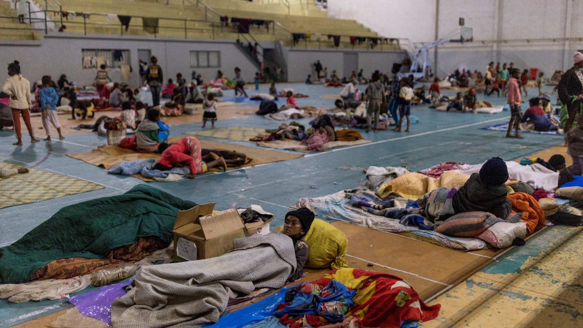 Wegen des Zyklon "Batsirai" haben mehrere Einwohner der Stadt Fianarantsoa auf Madagaskar Zuflucht in einer Sporthallte gesucht. | REUTERS