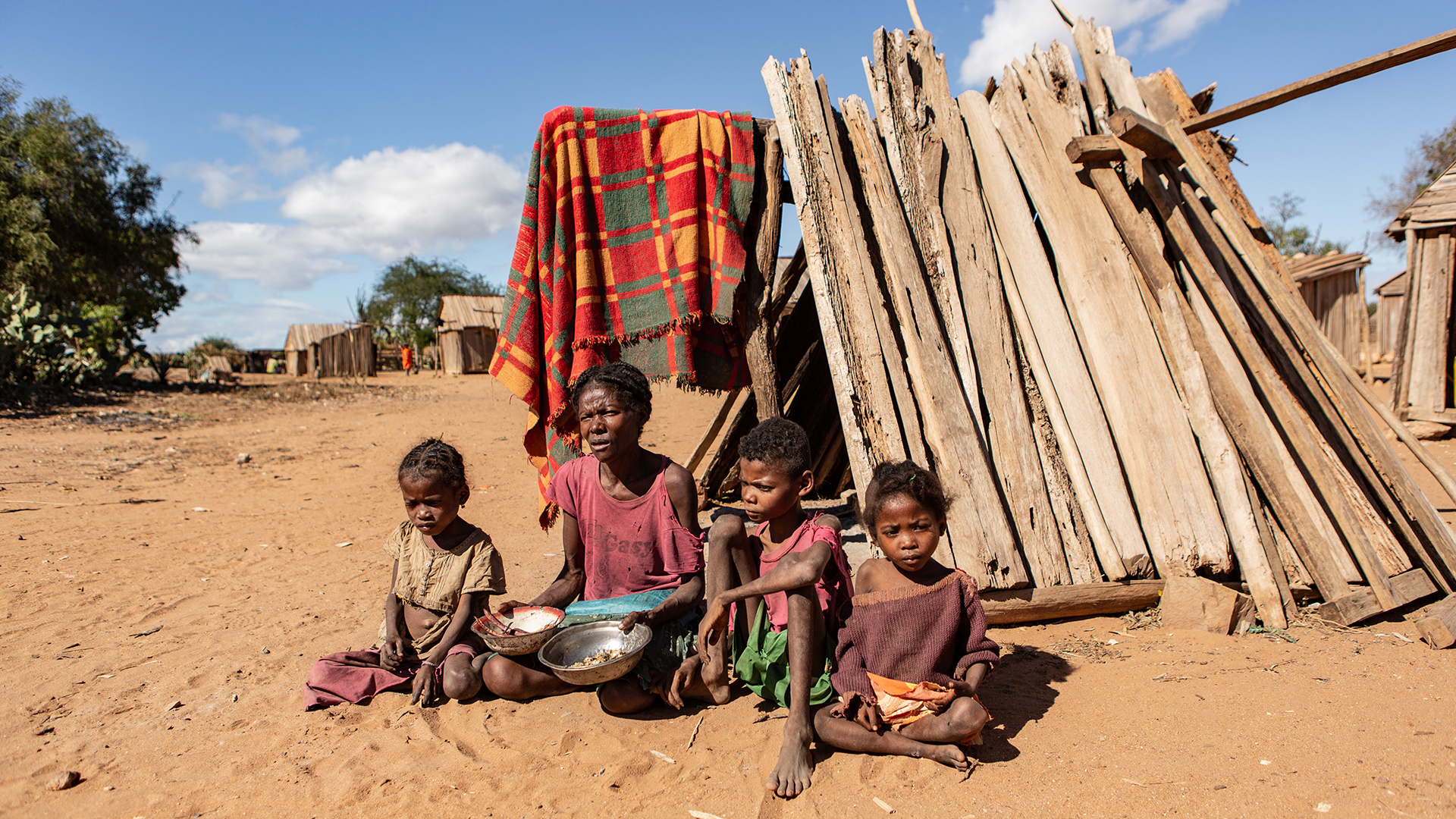 Eine Familie aus dem Dorf Fandiova in Madagaskar leidet an Hungersnot. | dpa