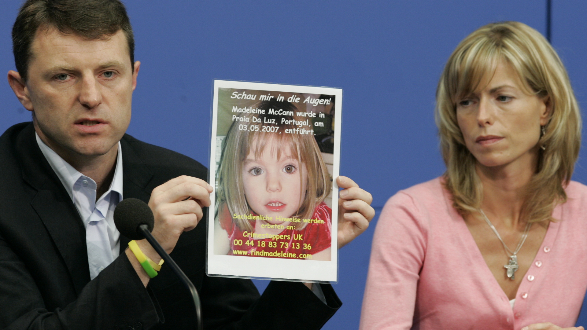 Eltern der verschwundenen Madeleine McCann mit einem Foto ihrer vermissten Tochter | dpa