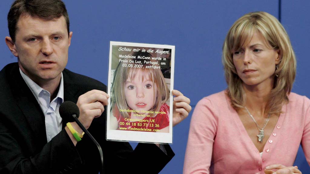 Kate und Gerry McCann zeigen in Berlin bei einer Pressekonferenz ein Foto ihrer Tochter Madeleine (Archivfoto vom 06.06.2007). | dpa