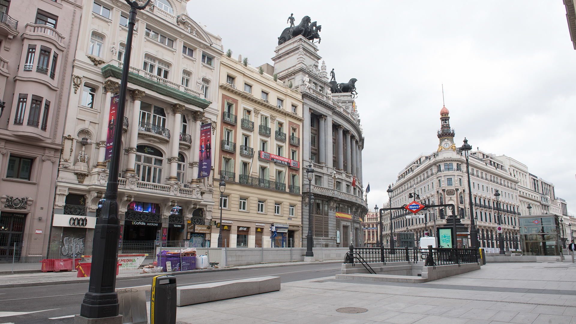 Blick auf menschenleere Straßen in Madrid, nachdem in Spanien eine zweiwöchige Ausgangssperre verhängt worden ist.  | dpa
