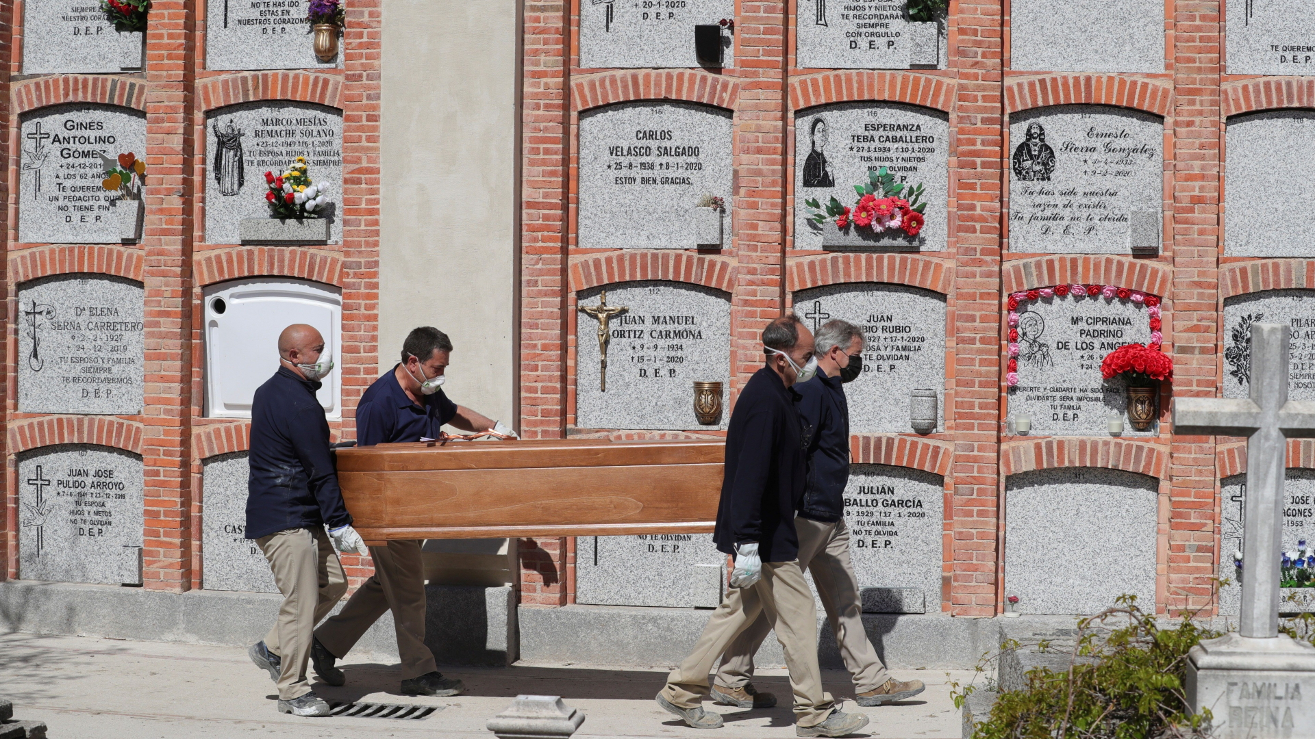 In Madrid wird ein Sarg für die Beerdigung vorbereitet. | JUANJO MARTIN/EPA-EFE/Shuttersto