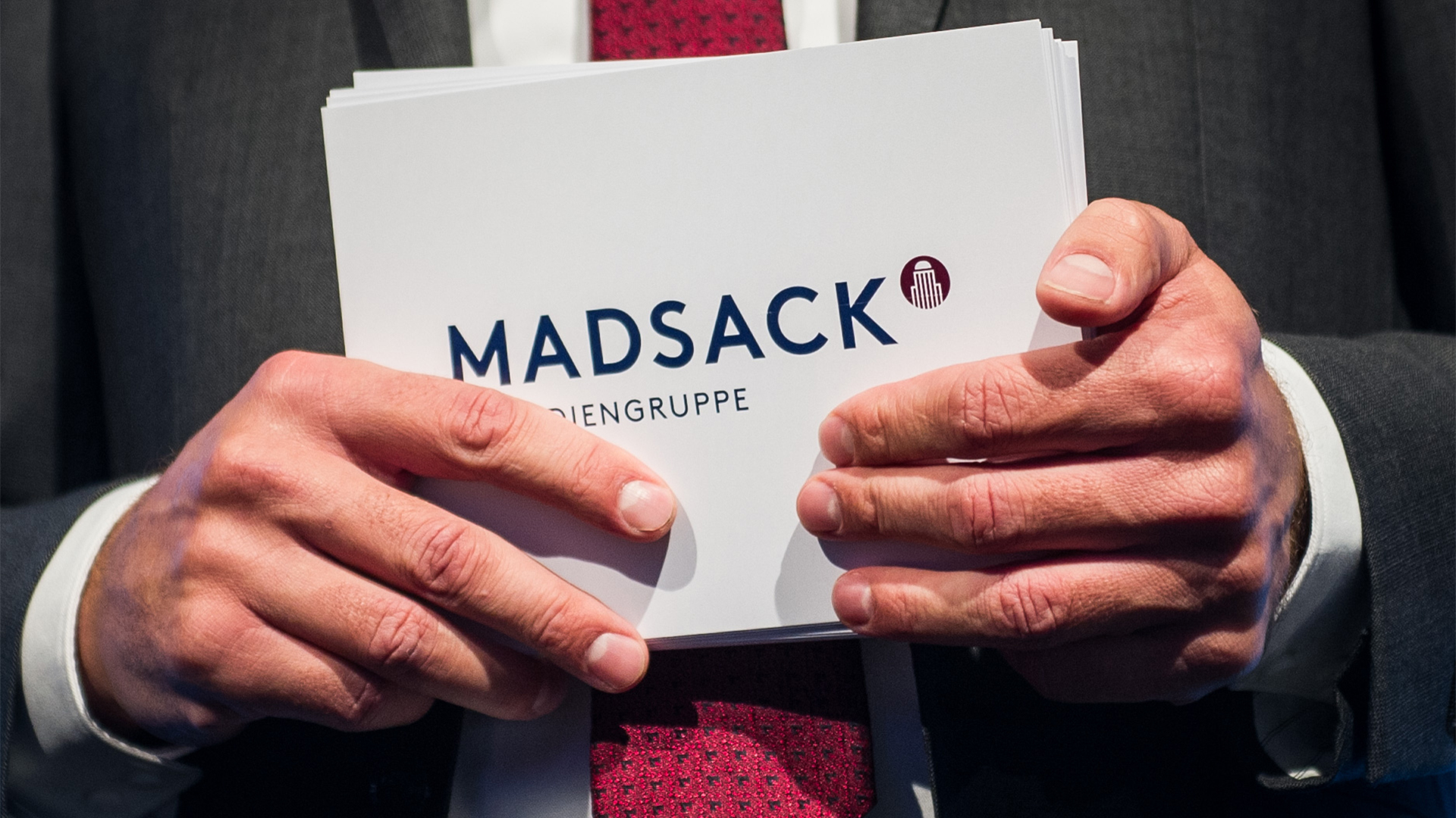 Thomas Düffert hält Moderationskarten mit der Aufschrift "Madsack" in den Händen (Archivbild 18.11.2014) | dpa