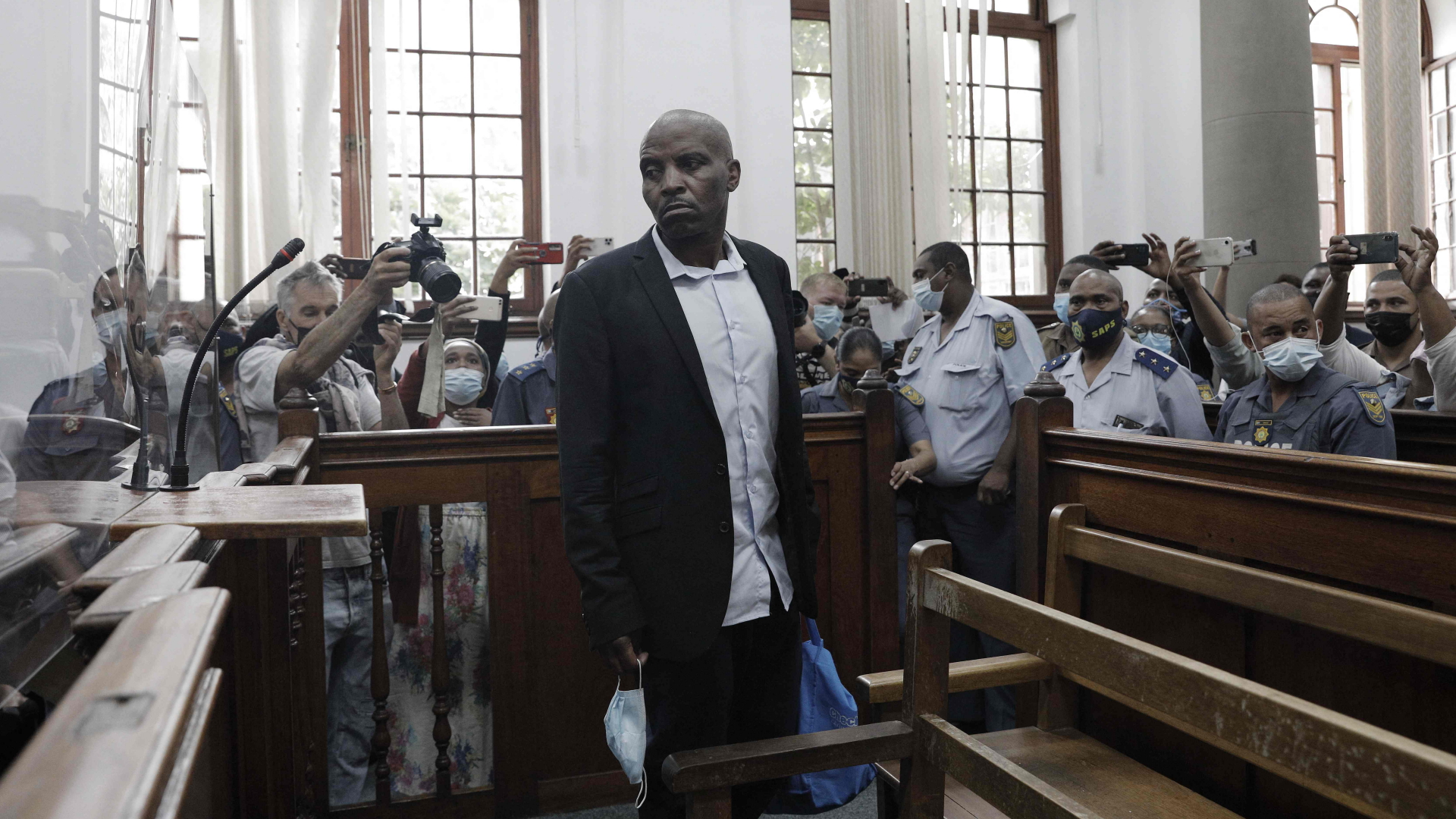 Der Südafrikaner Mafe bei einem Gerichtstermin zum Vorwurf der Brandstiftung im Parlament von Kapstadt. | AFP