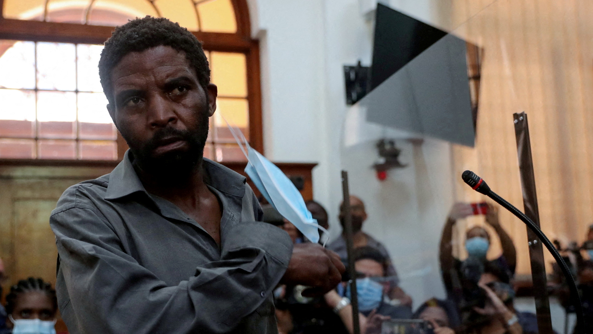 Der Südafrikaner Mafe bei einem Gerichtstermin zum Vorwurf der Brandstiftung im Parlament von Kapstadt. | REUTERS