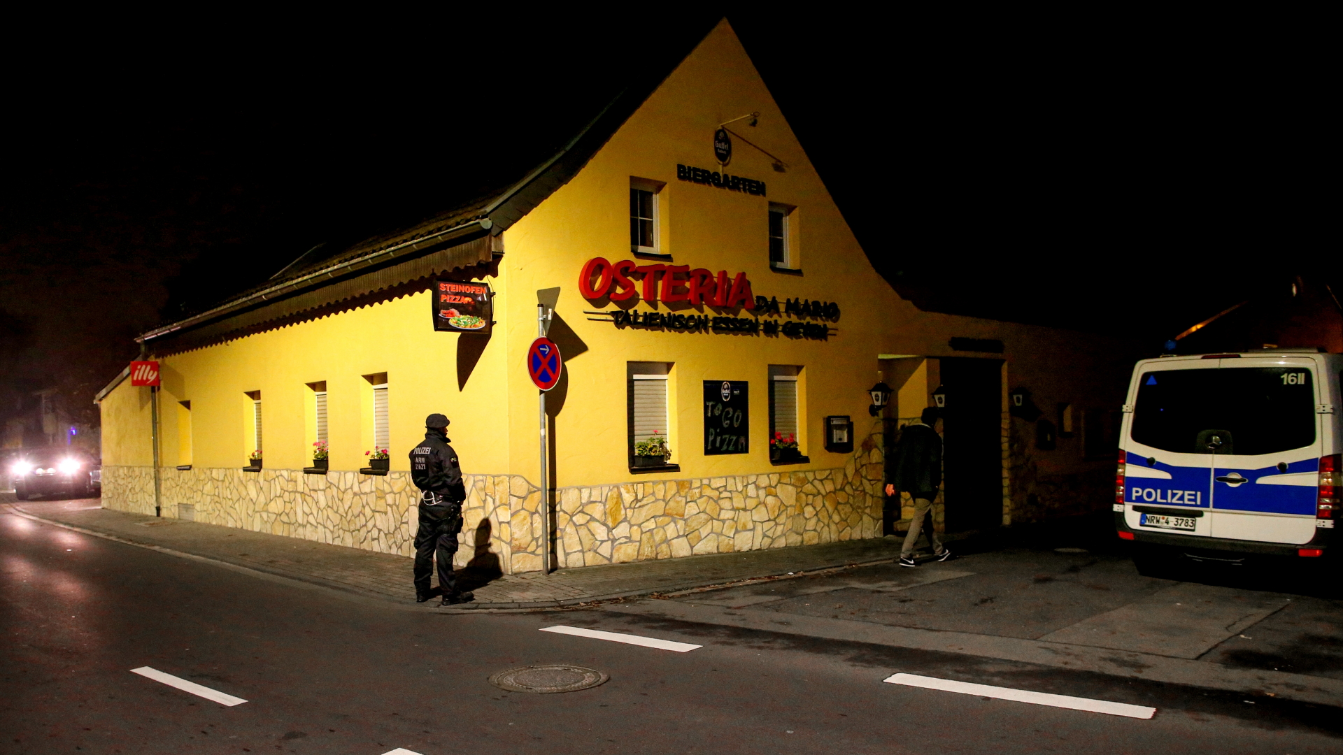 Polizisten durchsuchen ein italienisches Restaurant in Pulheim. | Bildquelle: SASCHA STEINBACH/EPA-EFE/REX/Shu