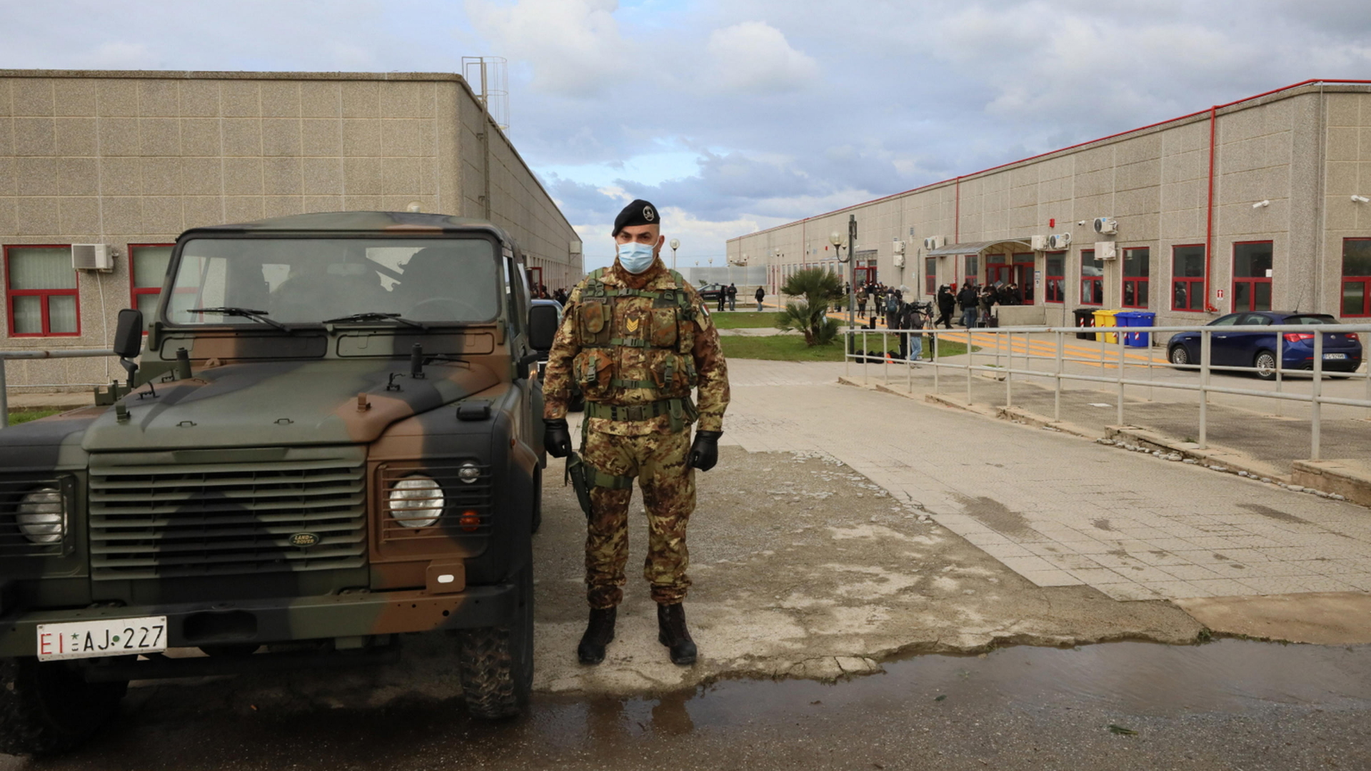 Bewaffnete Soldaten stehen vor dem Gerichtsgebäude in Italien | SALVATORE MONTEVERDE/EPA-EFE/Shu