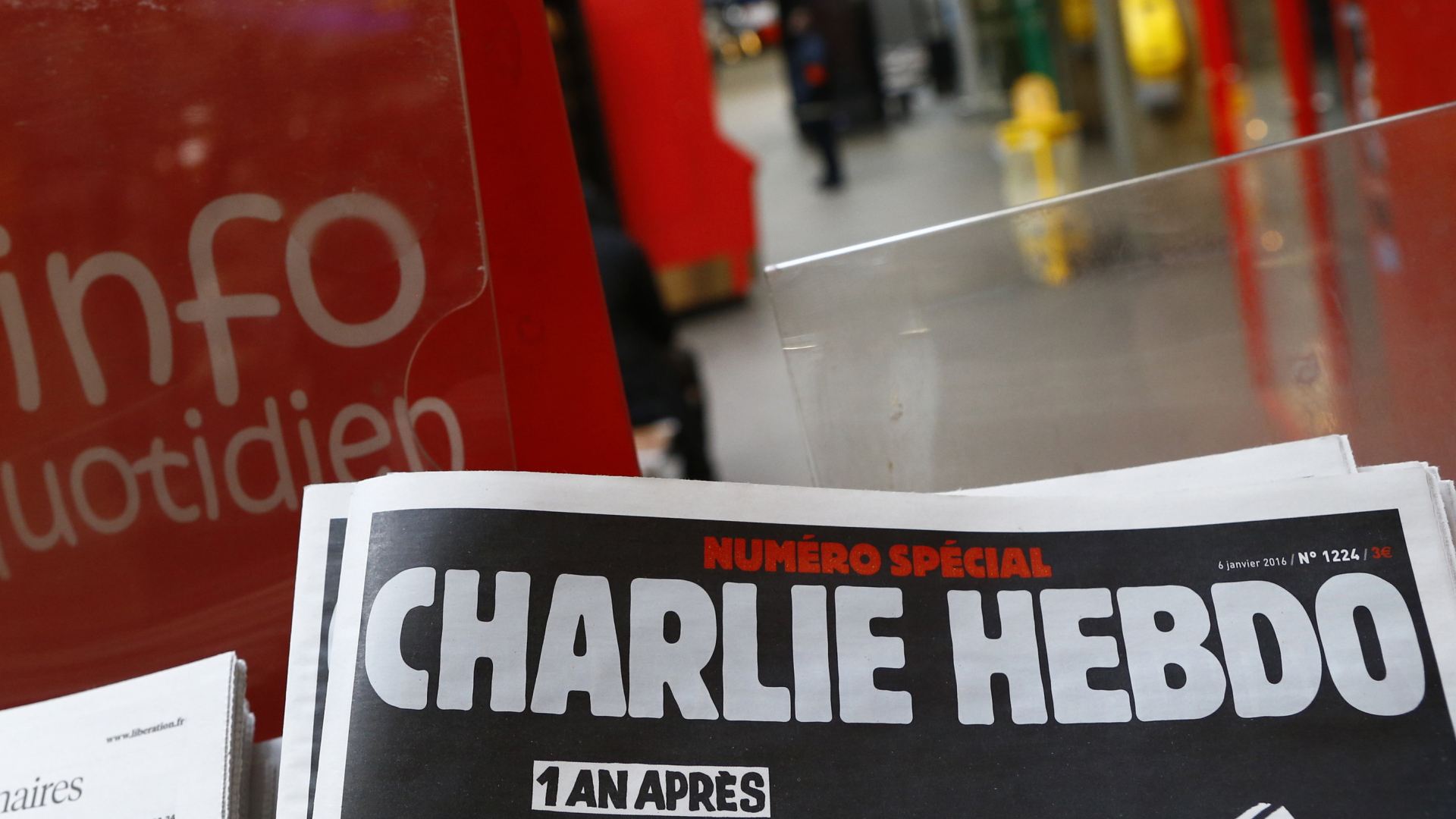Ein Cover des französischen Satiremagazins "Charlie Hebdo" | AP
