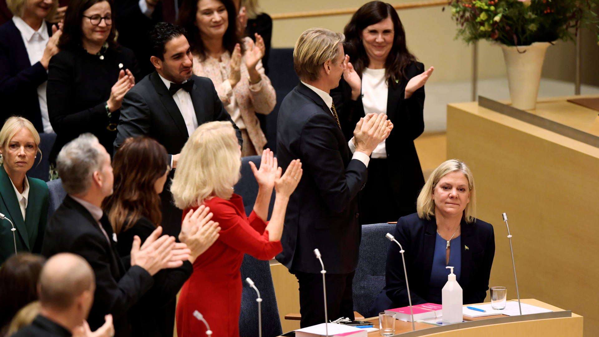 Fraktionskolleginnen und -kollegen gratulieren der frisch gewählten Ministerpräsidentin Andersson. | via REUTERS