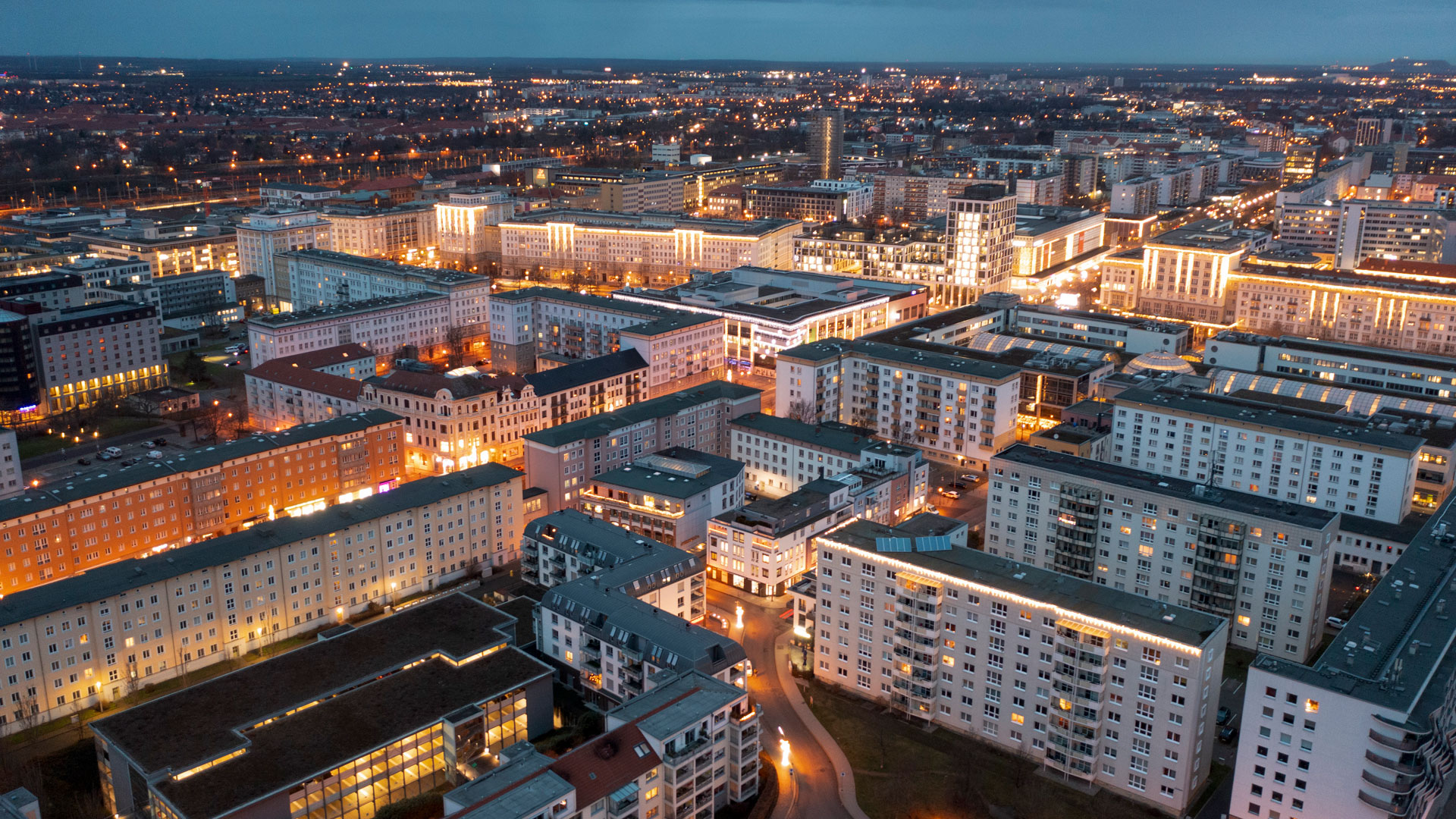 Die Magdeburger Innenstadt ist am frühen Morgen hell erleuchtet. | picture alliance / dpa-Zentralbi