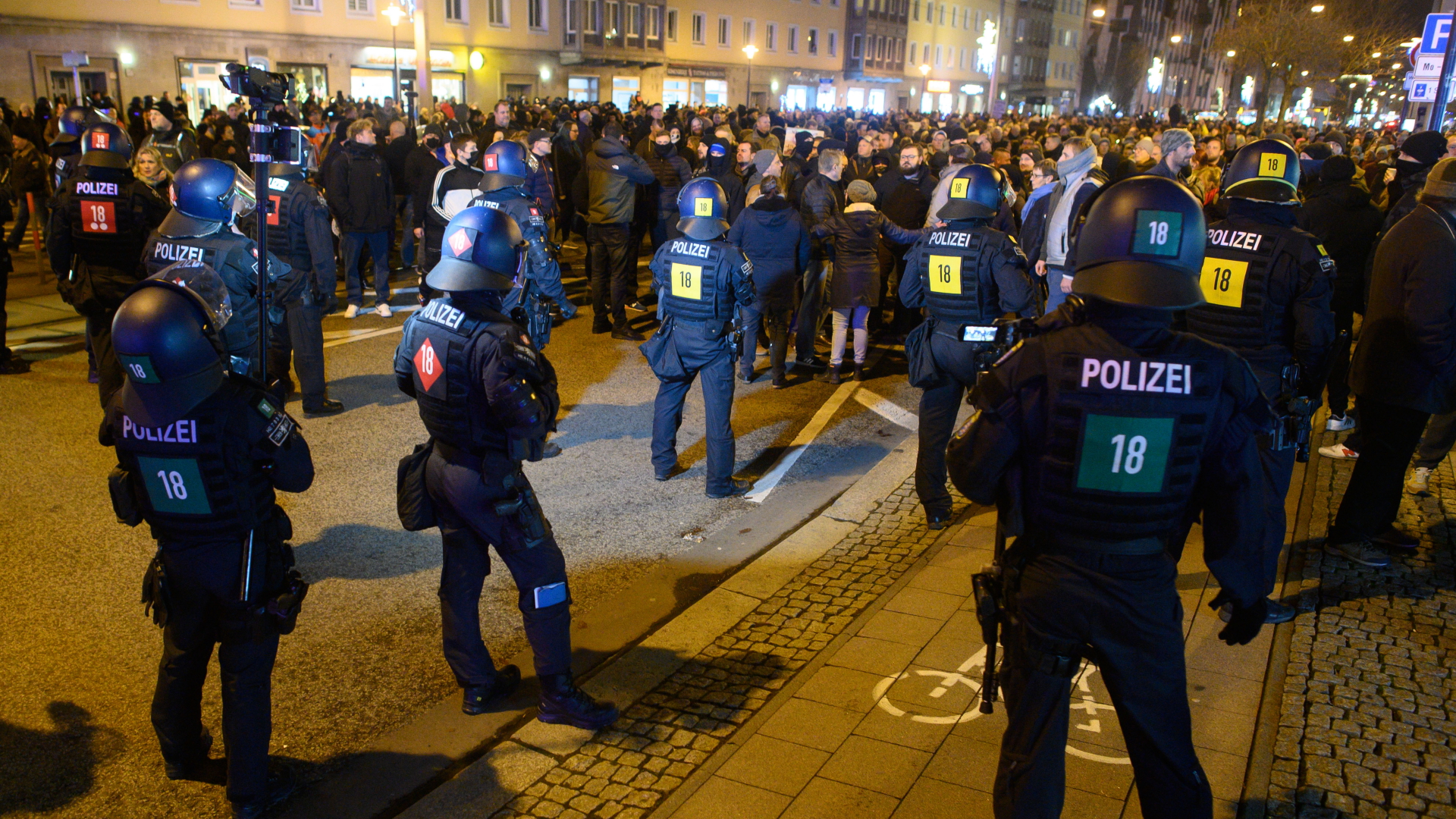 Polizisten und Teilnehmer einer Versammlung stehen sich in der Innenstadt von Magdeburg gegenüber | dpa