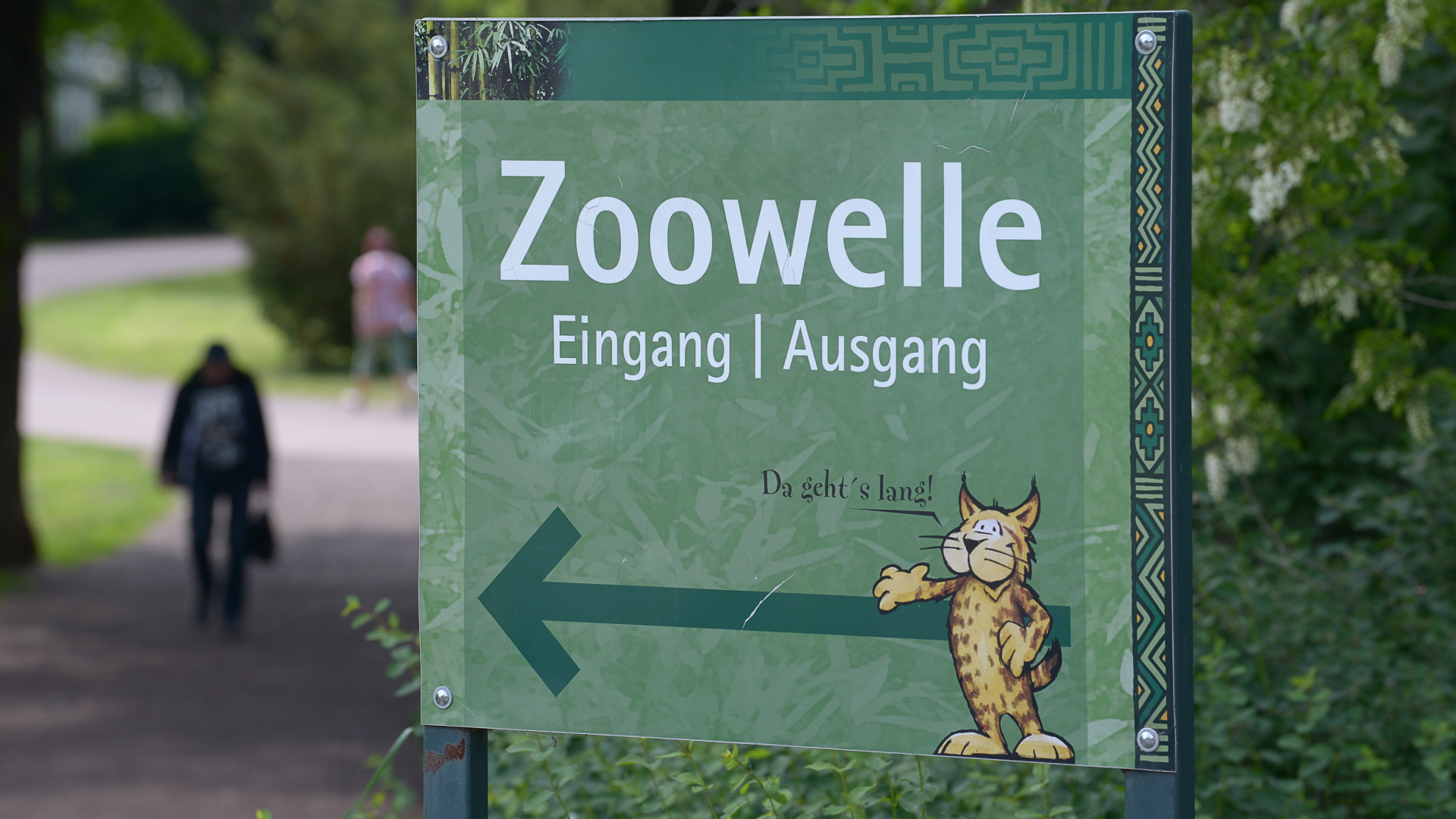 Das Eingangsschild vom Magdeburger Zoo | dpa