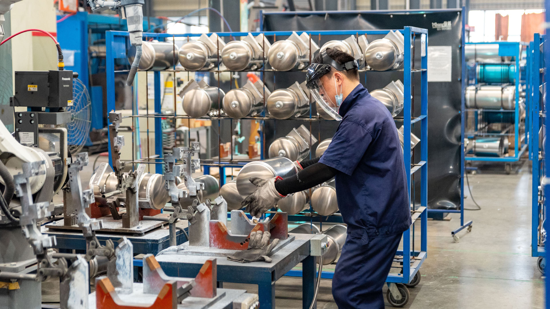 Ein Arbeiter stellt Teile aus einer leichten Magnesium-Aluminium-Legierung für die Autoindustrie her | picture alliance / Ruan Xuefeng 