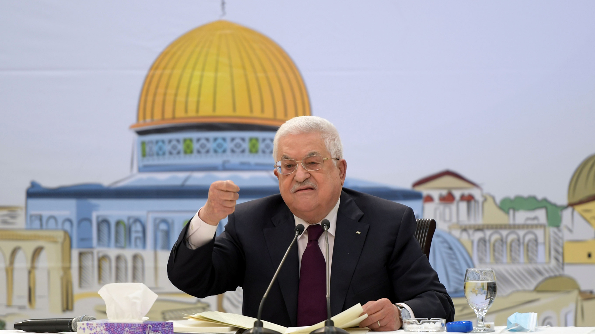 Mahmud Abbas, der Chef der Palästinensischen Autonomiebehörde, ballt die Faust (Archivbild vom Juni 2021). | picture alliance / ZUMAPRESS.com