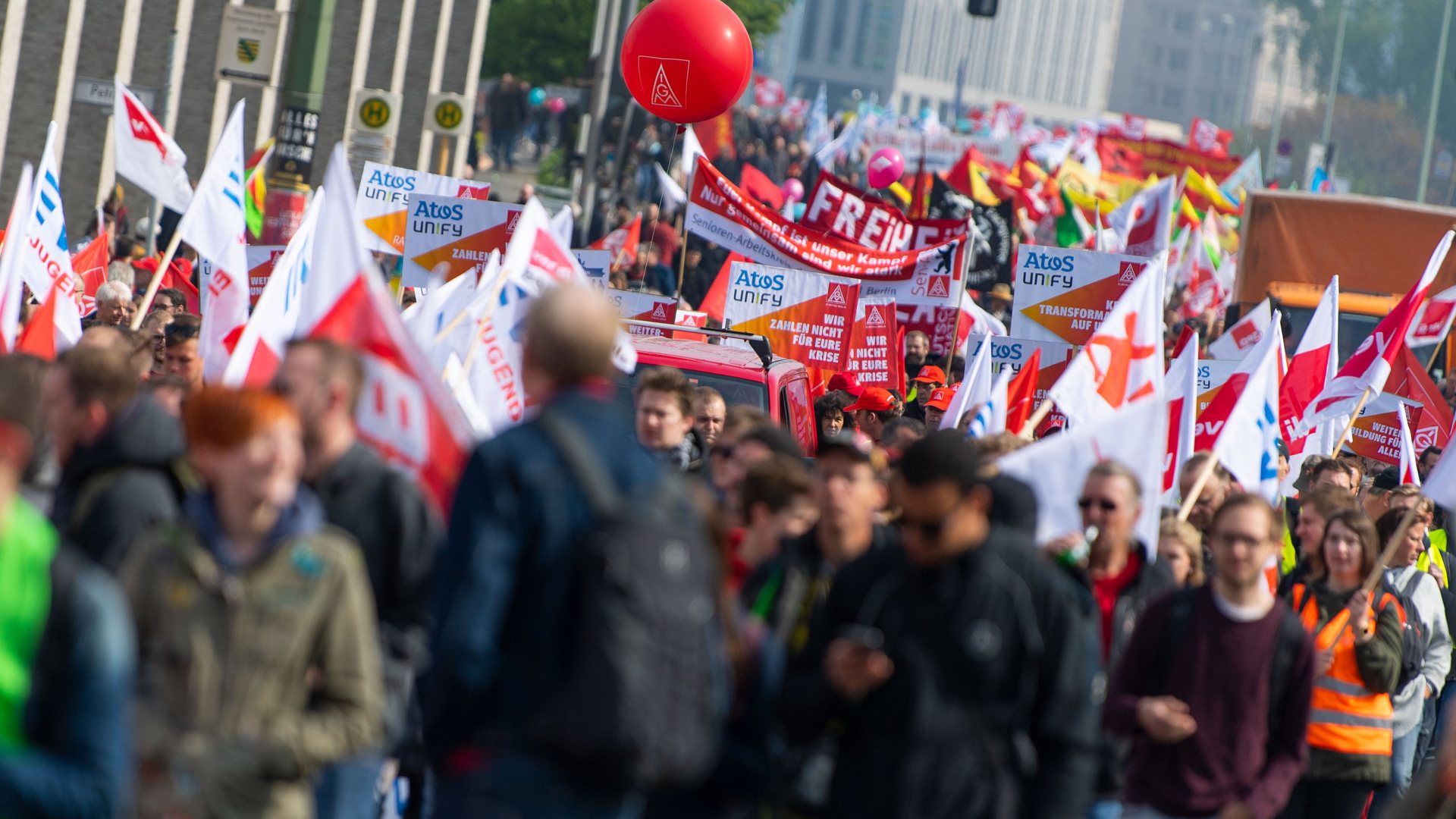 Tausende Menschen nehmen an der Demonstration der Gewerkschaften zum Tag der Arbeit in Berlin teil. | dpa