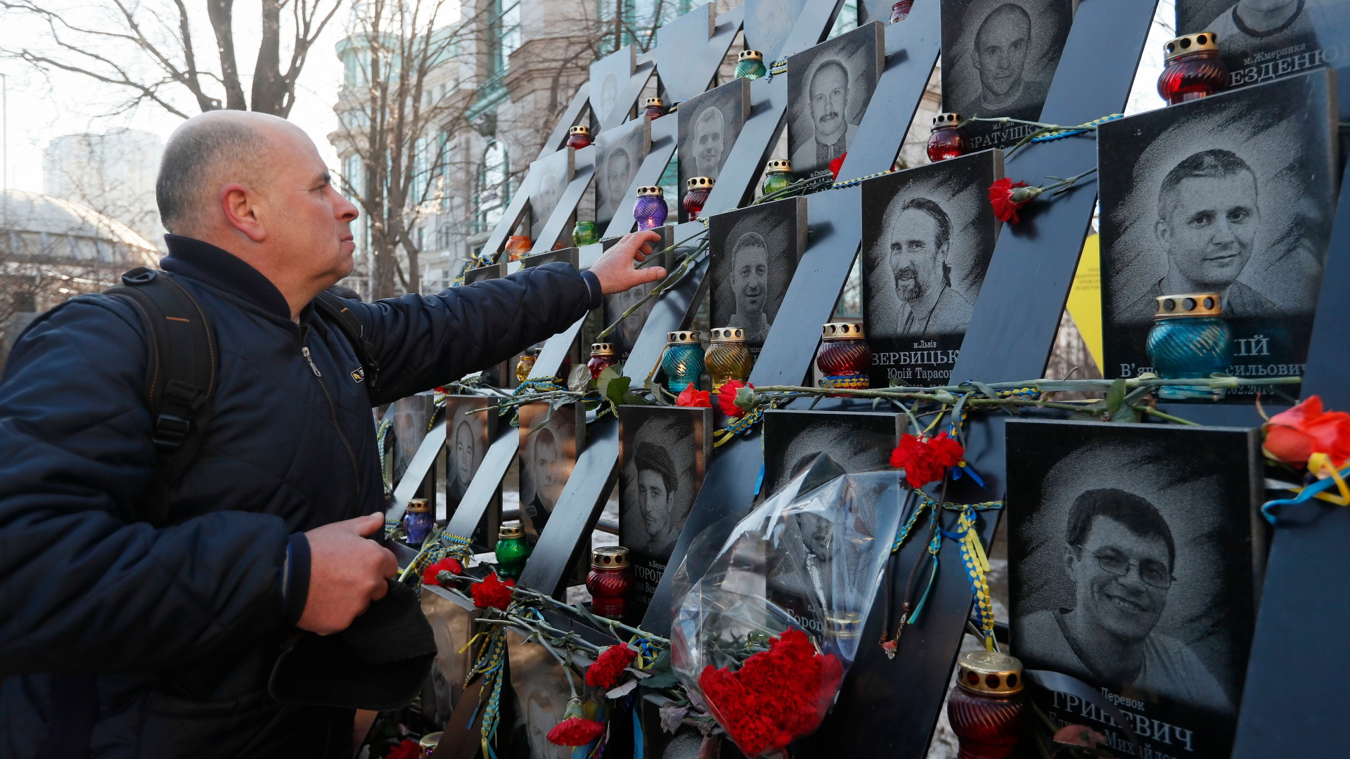 Ein Ukrainer gedenkt der Opfer des Aufstands auf dem Maidan in Kiew im Jahr 2014 | SERGEY DOLZHENKO/EPA-EFE/REX