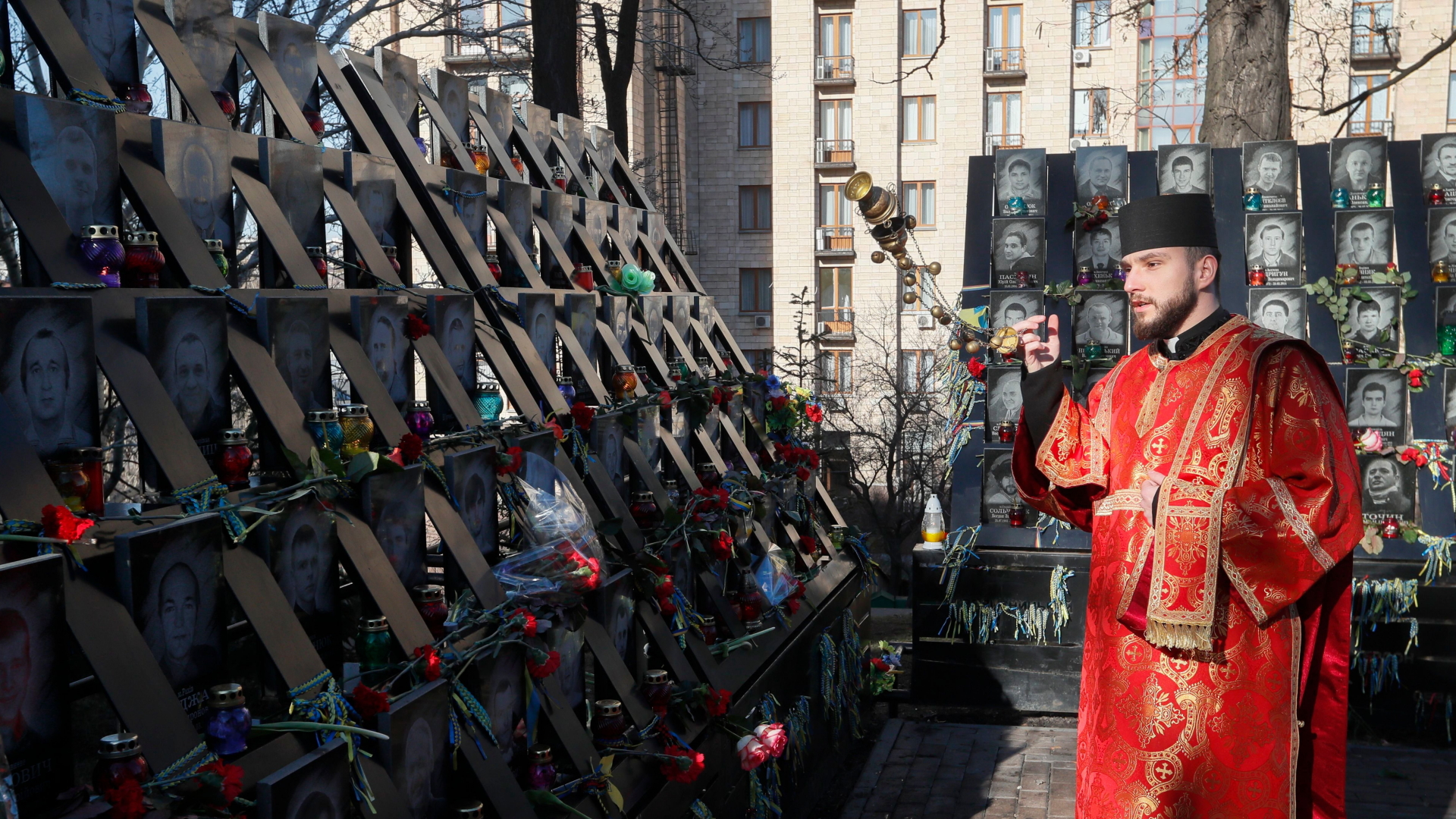 Ein Priester zelebriert das Gedenken an die Opfer des Aufstands auf dem Kiewer Maidan im Jahr 2014 | SERGEY DOLZHENKO/EPA-EFE/REX