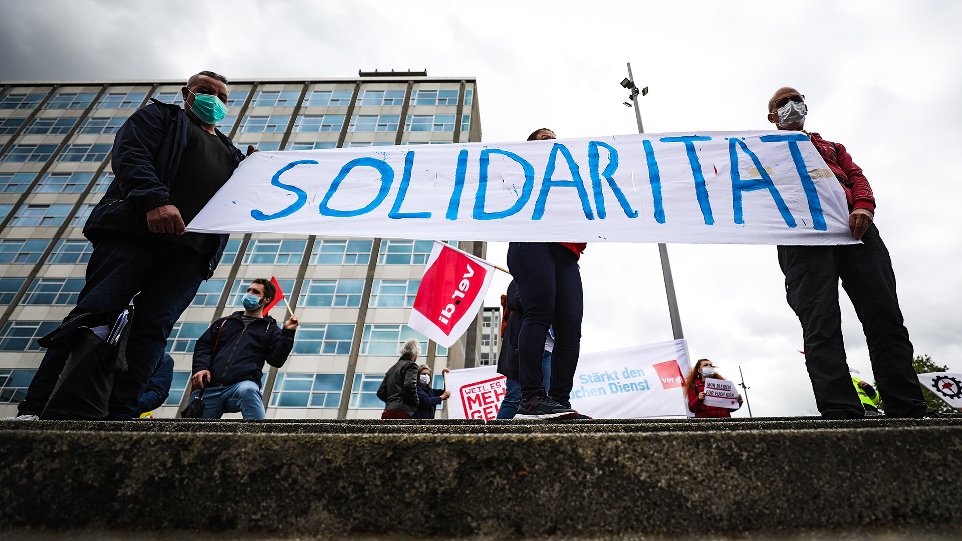 Baden-Württemberg, Stuttgart: Menschen halten ein Banner "Solidarität" bei einer Demonstration von DGB und Verdi | dpa
