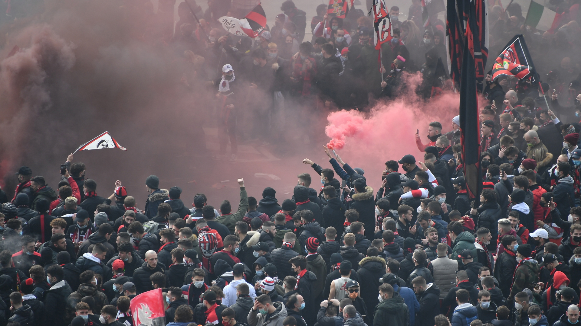 Dicht gedrängt warten Anhänger des AC Mailand vor dem Stadion auf ihr Team. | REUTERS