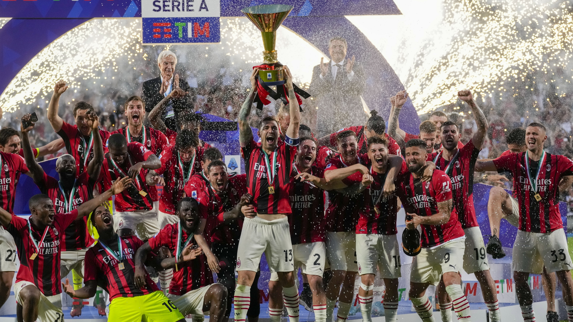 Spieler des AC Mailand jubeln mit dem Pokal über den Gewinn der italienischen Fußballmeisterschaft 2022 | dpa