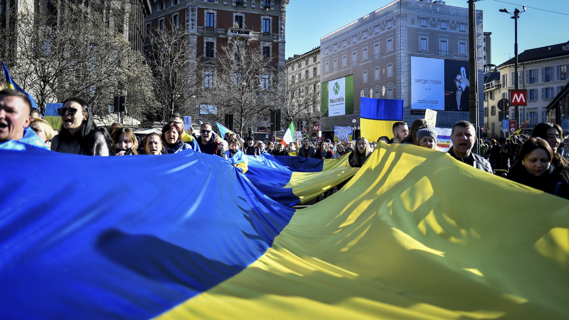 Menschen in Mailand versammeln sich zu einer Demonstration gegen die Invasion Russlands in die Ukraine | dpa