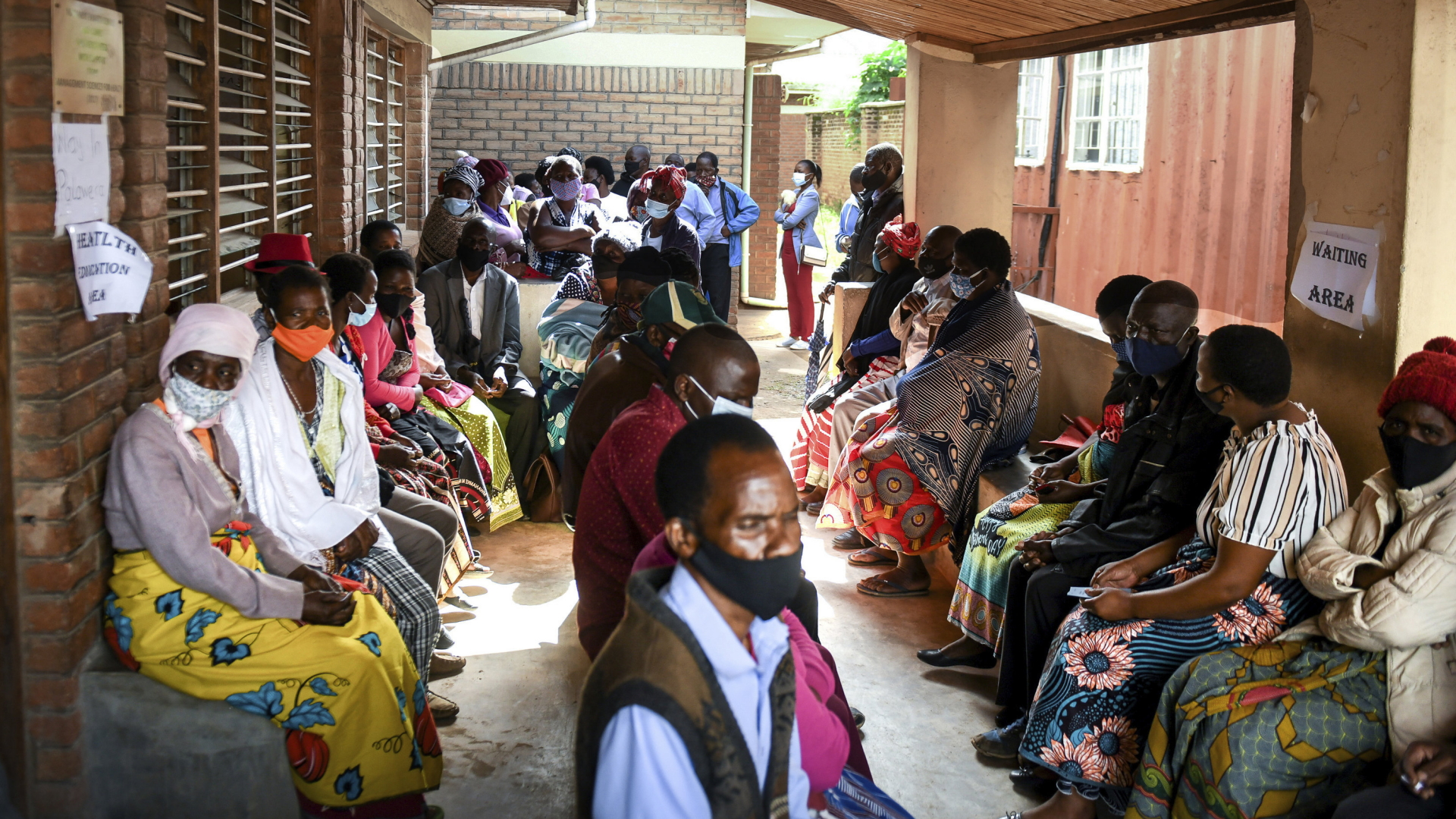 Menschen in Malawi warten auf eine Corona-Impfung mit dem Präparat von AstraZeneca. | AP