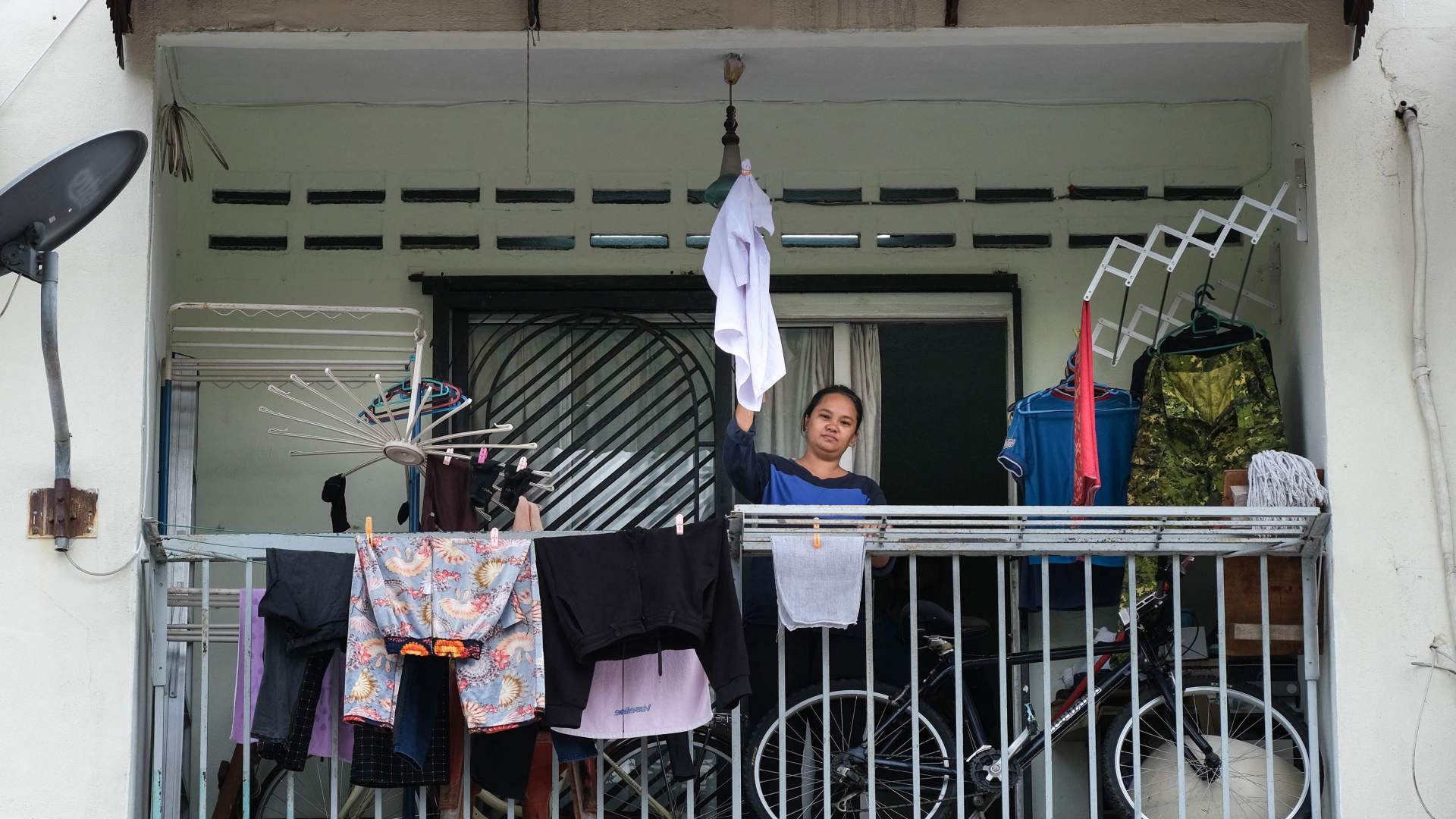 Eine Frau zeigt in Kuala Lumpur (Malaysia) eine Flagge als Hilferuf im Lockdown. | AFP