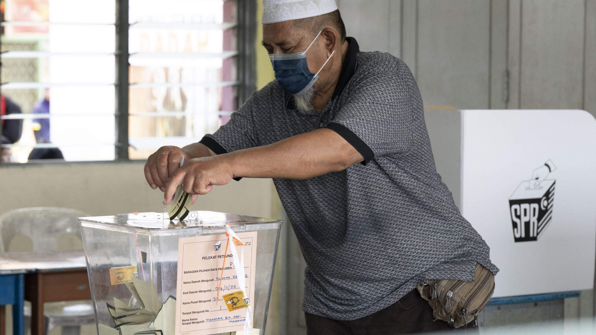 Ein Mann wirft in Seberang Perai seinen Wahlzettel in die Urne. | AP
