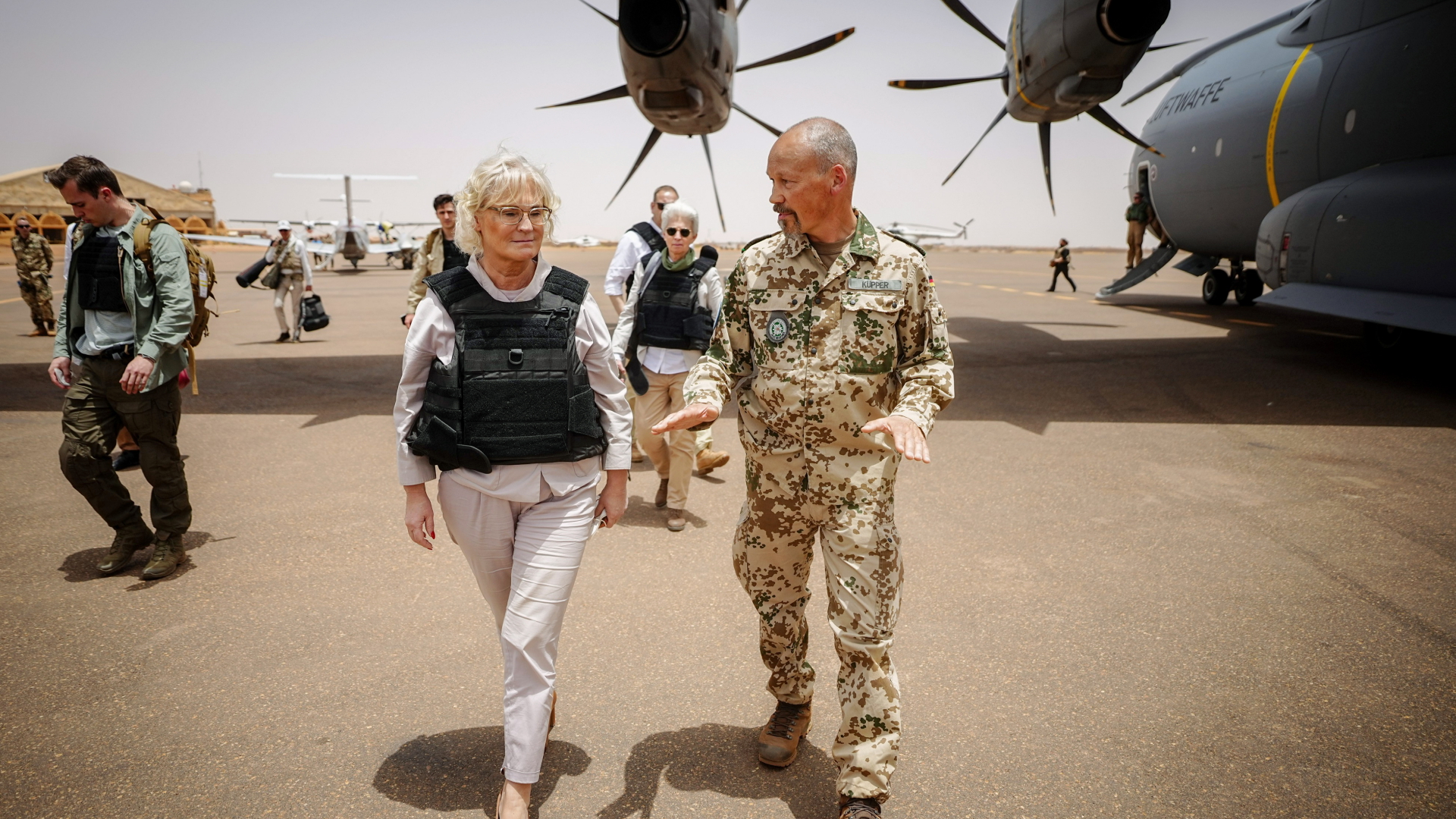 Christine Lambrecht (SPD), Bundesministerin der Verteidigung, wird am Flughafen in Gao, nach ihrer Ankunft mit einer Militärmaschine, von Oberst Peter Küpper, Kontingentführer des deutschen Einsatzkontingents bei der UN-Mission Minusma, begrüßt. | dpa