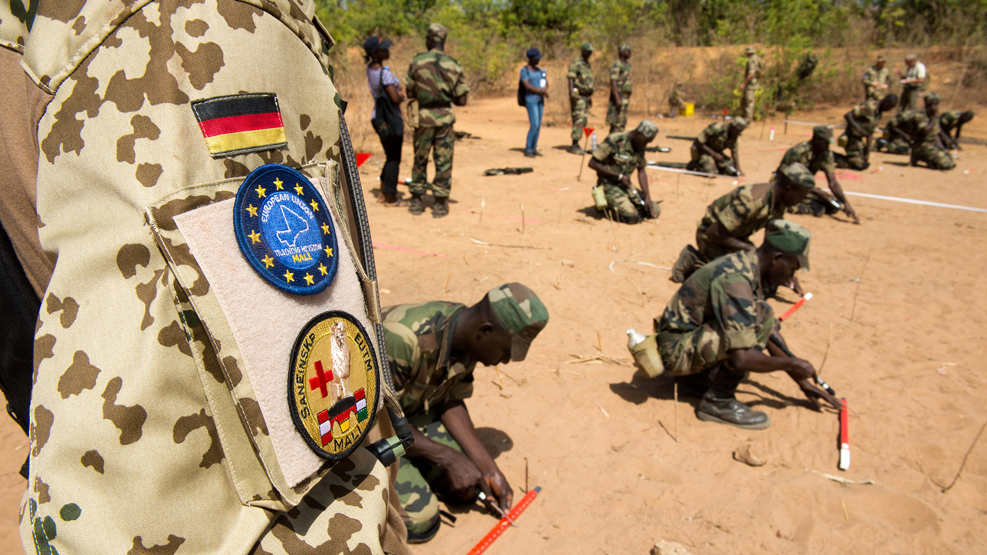 Bundeswehrsoldat bei der Ausbildung von Soldaten in Mali | picture alliance / Maurizio Gamb