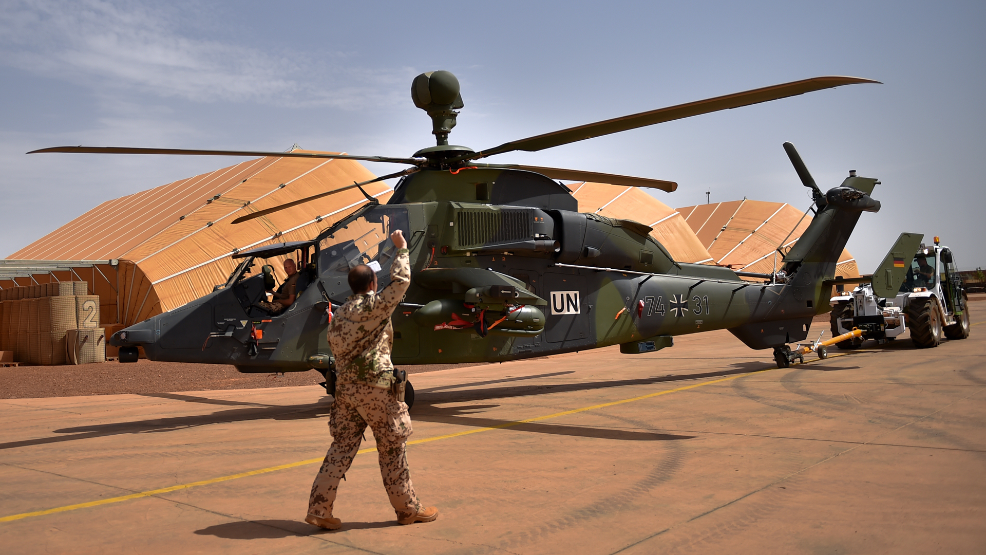 Ein Kampfhubschrauber Tiger wird aus seinem Hangar auf das Flugfeld im Camp Castor gezogen | Bildquelle: picture alliance/dpa