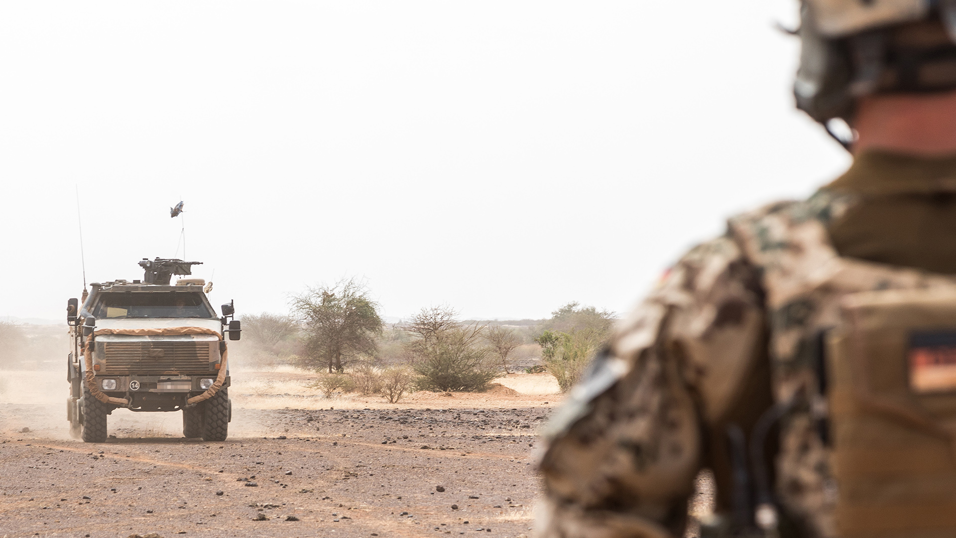 Ein Bundeswehr Fahrzeug fährt durch die Wüste in Gao, Mali. (Archivbild vom  01.11.2019)