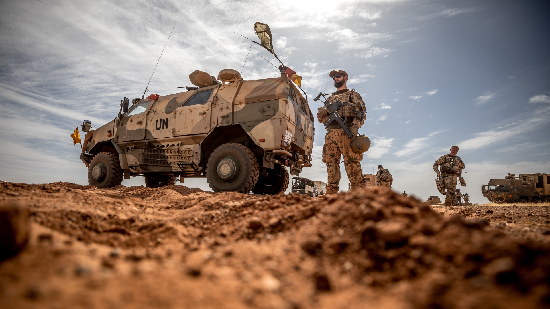 Ein Soldat der Bundeswehr steht am Flughafen nahe des Stützpunktes in Gao im Norden Malis (Archivbild). | dpa
