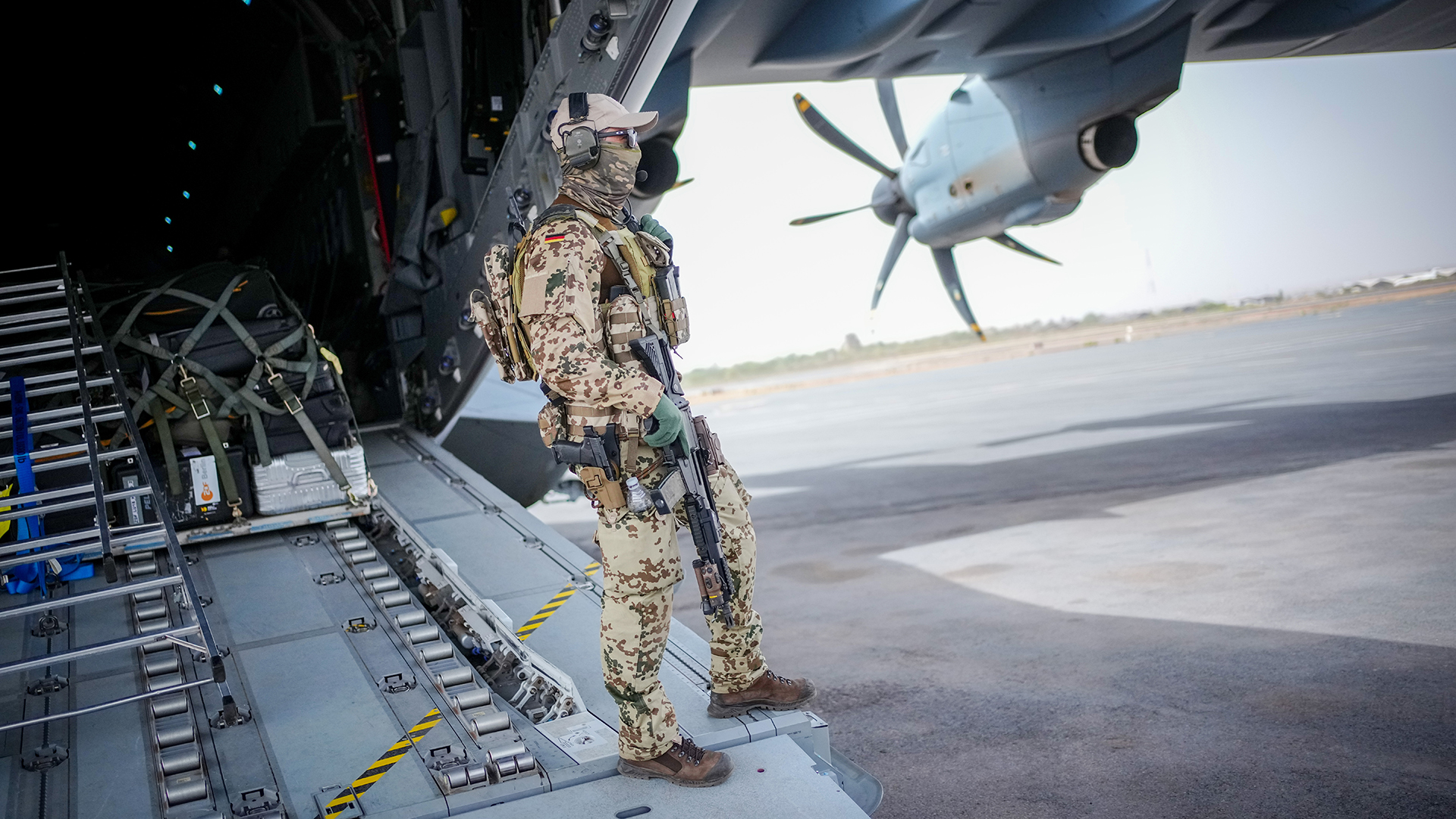 Ein Bundeswehrsoldat sichert den Airbus A400M mit dem die deutsche Verteidigungsministerin auf dem Flughafen gelandet ist (Archivbild). | picture alliance/dpa