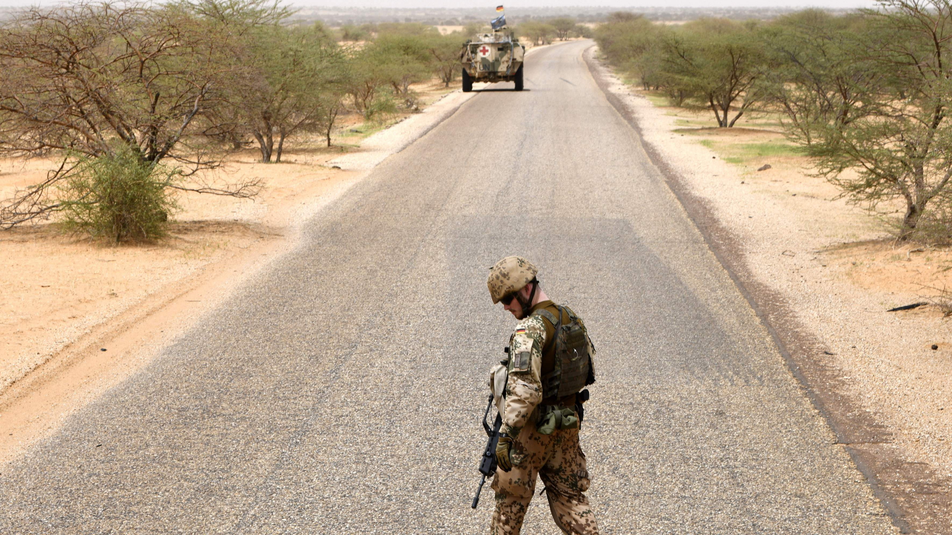 Ein Bundeswehr-Soldat der MINUSMA-Mission sucht auf einer Straße bei Gao (Mali) nach Sprengsätzen | AFP