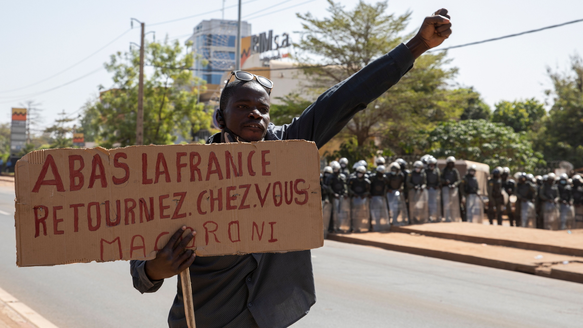 Ein Mann protestiert in Malis Hauptstadt Bamako gegen den französischen Militäreinsatz im Land. | HADAMA DIAKITE/EPA-EFE/Shutterst