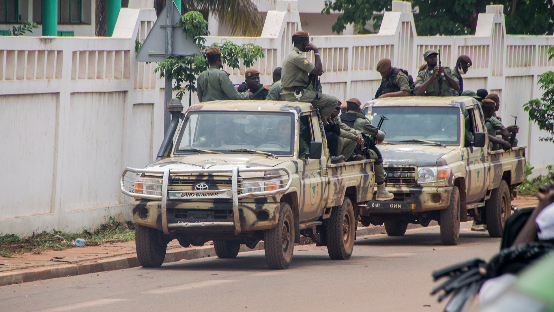 Soldaten patrouillieren in der Nähe des vom Militär verhafteten malischen Präsidenten Ibrahim Boubacar Keita, Archivbild vom 19.08.2020. | picture alliance / AA
