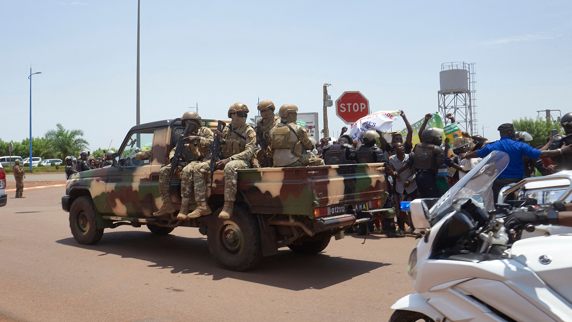 Malische Streitkräfte bilden einen Konvoi. | AFP