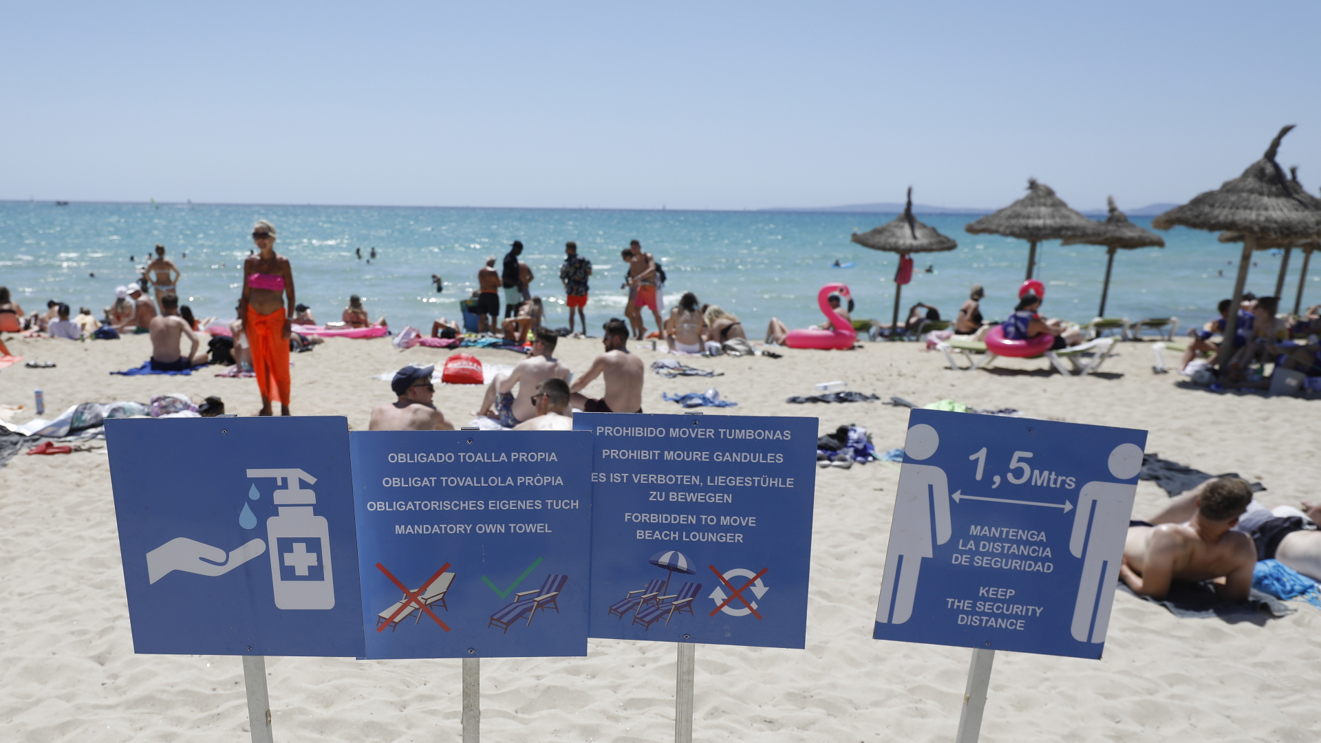 Touristen halten sich am Strand von Arenal in Palma de Mallorca auf. | dpa