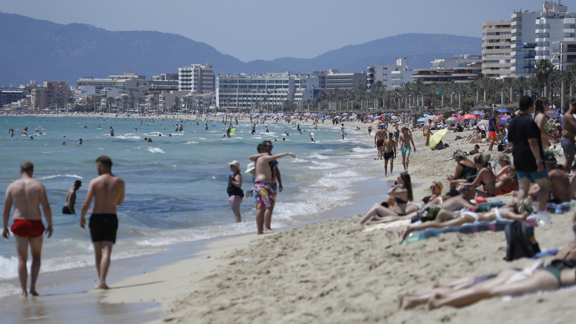 Touristen am Strand von Arenal in Palma de Mallorca | dpa