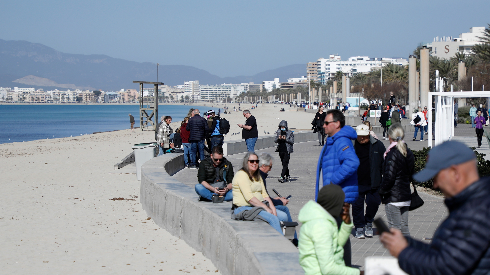Menschen am Strand von Arenal auf Mallorca | dpa