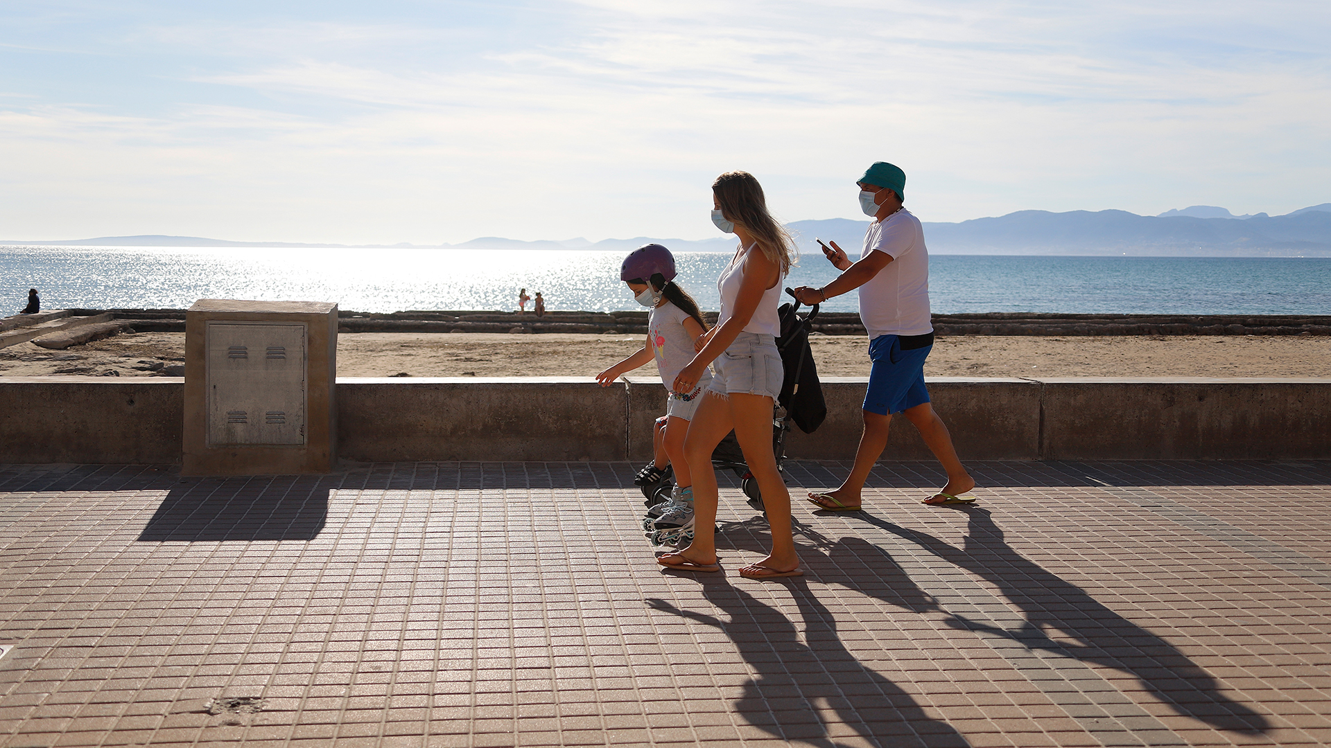 Eine Familien geht an der Promenade in El Arenal in Palma (Mallorca) spazieren | dpa