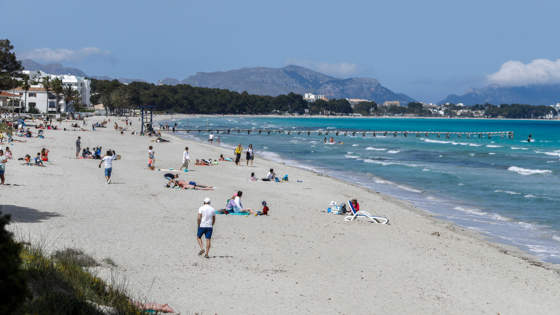 An einem Strand auf Mallorca verbringen Menschen ihre Freizeit | dpa