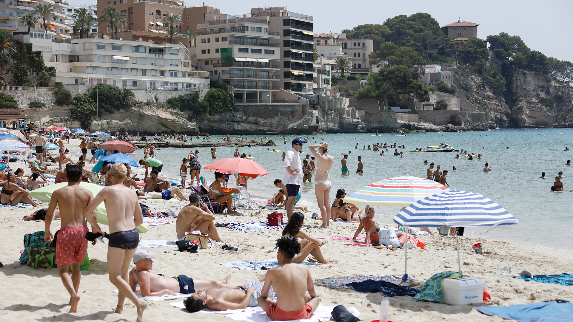 Einheimische und Touristen kühlen sich im Meer am Strand Cala Major in Palma de Mallorca ab. | dpa