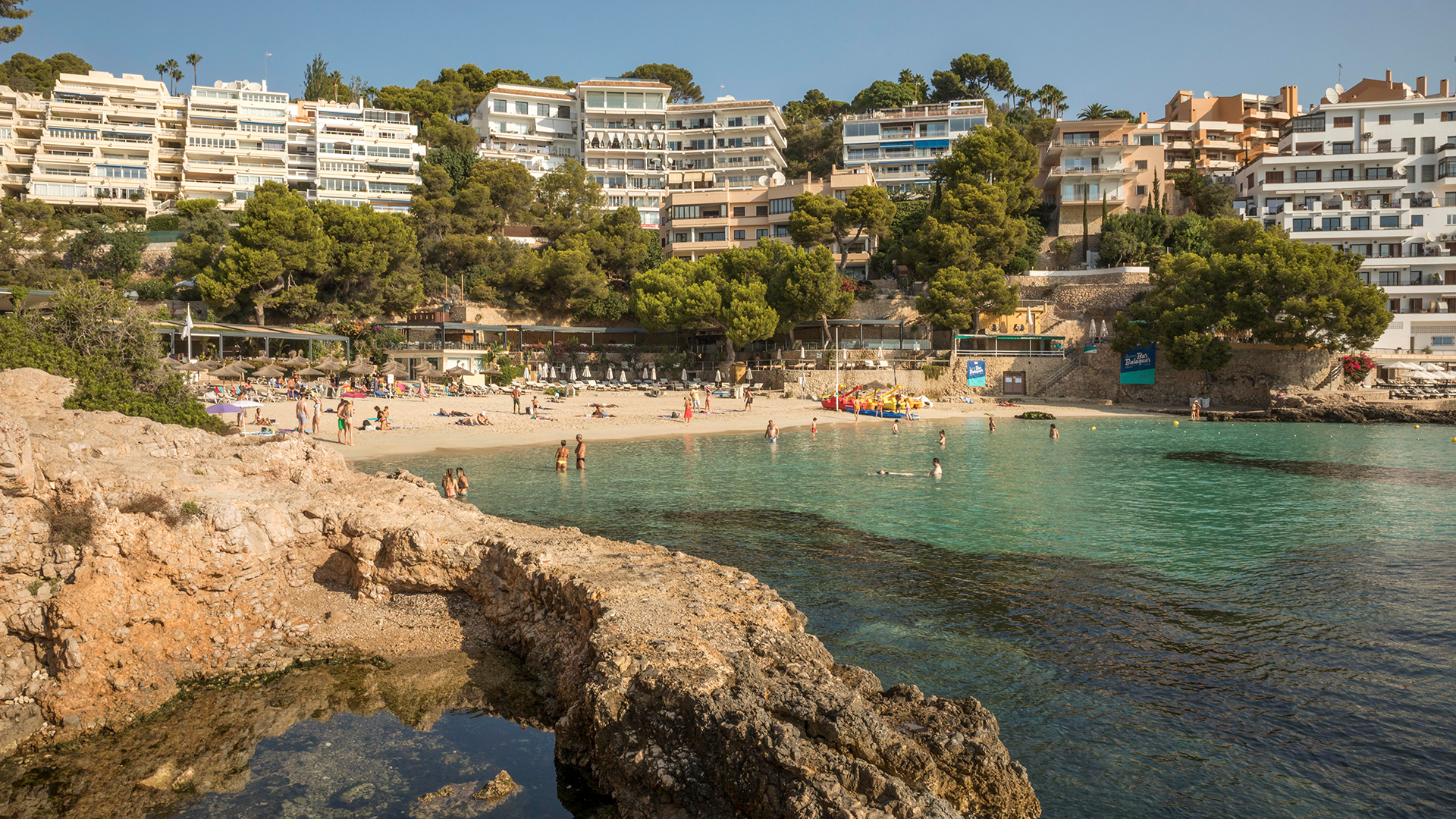 Besucher baden am Strand von Illetes auf Mallorca. | dpa