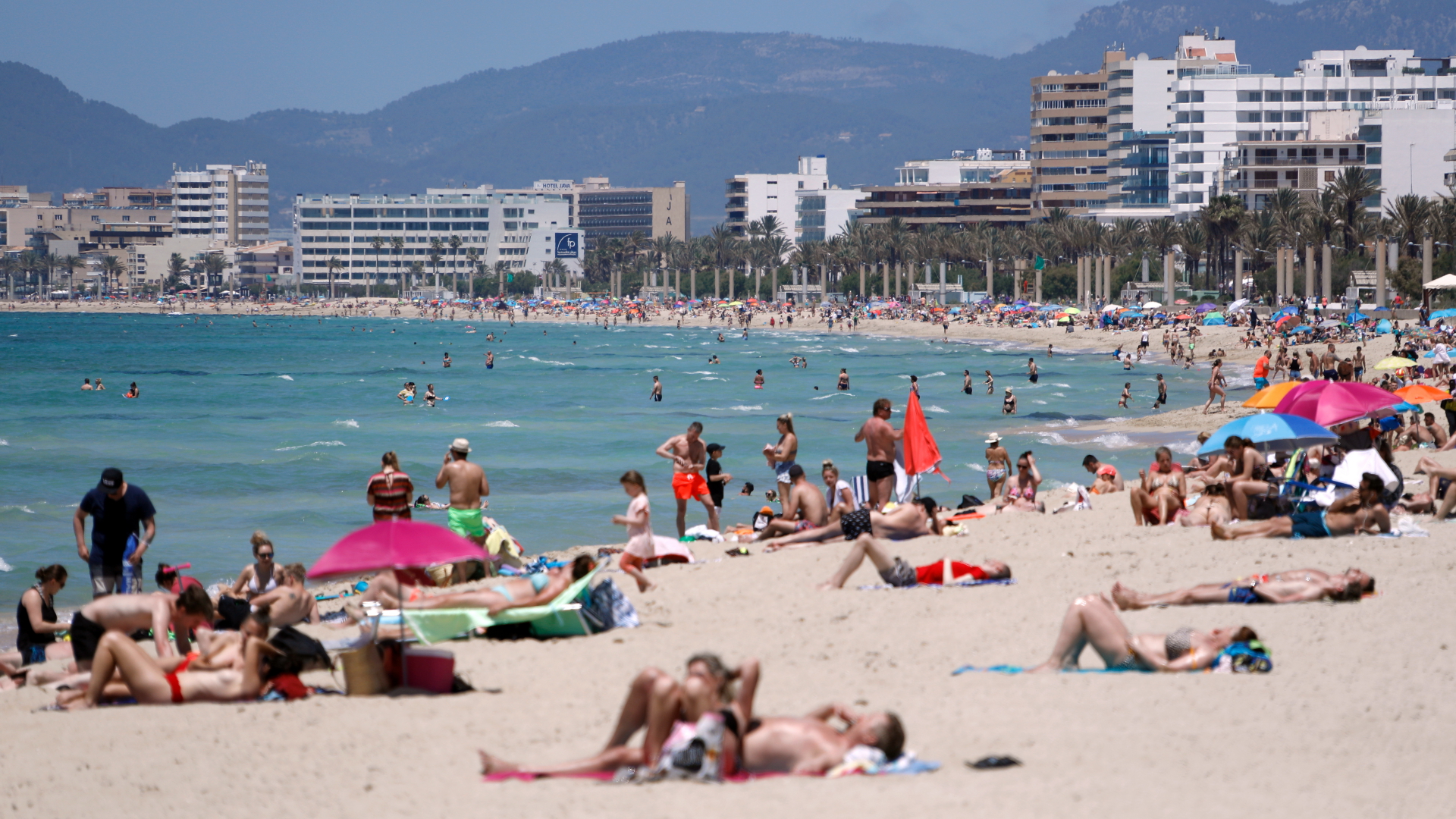 Menschen sonnen sich Ende Mai 2021 am Strand von Arenal auf Mallorca. | dpa