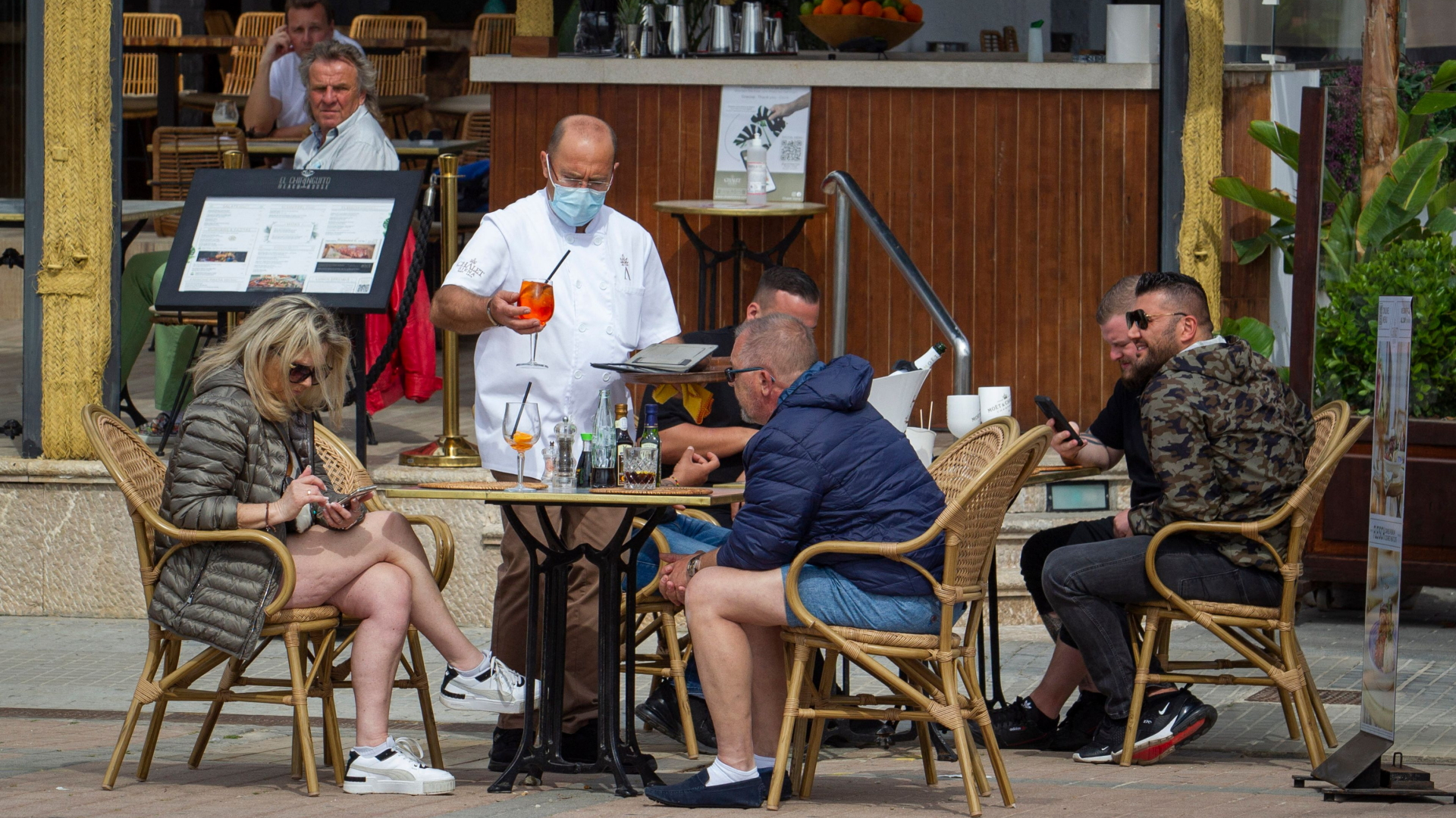 Menschen essen und trinken in einem Restaurant in Palma de Mallorca. | AFP