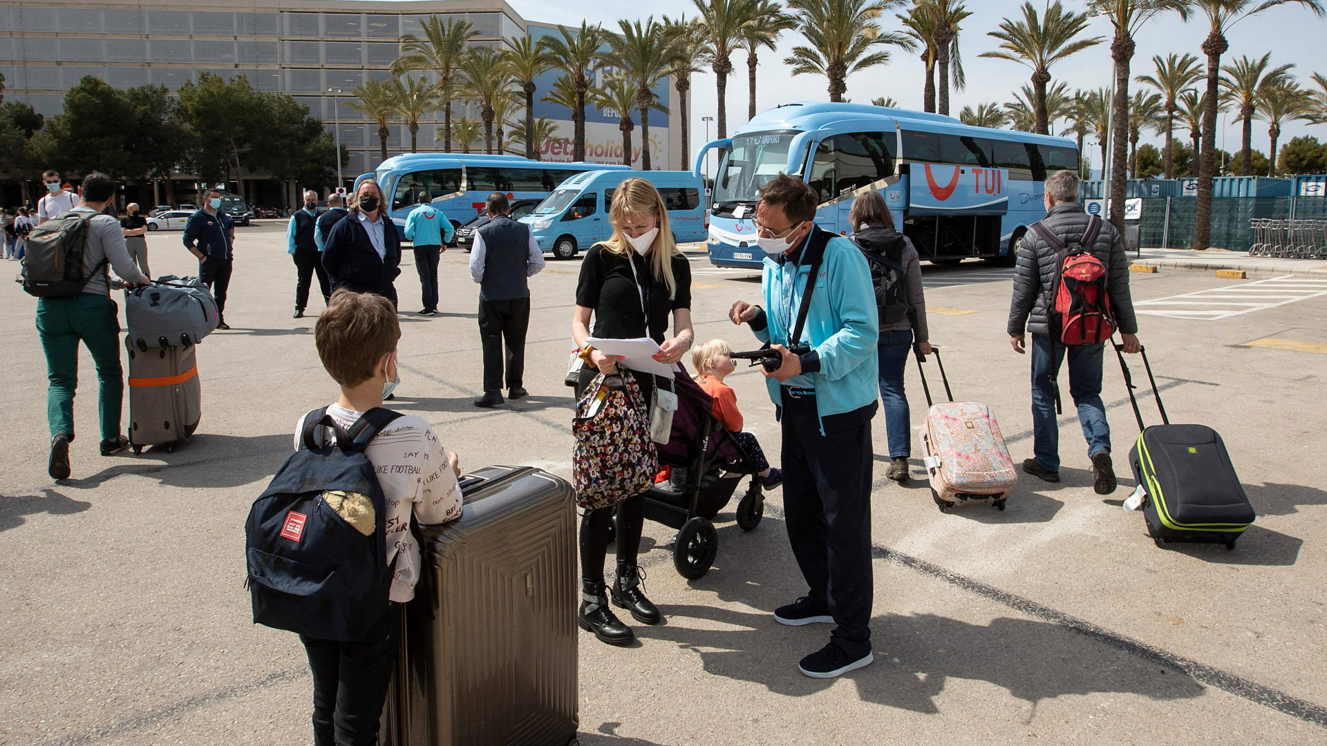 Touristen werden auf Mallorca ihren Bussen zugewiesen. | AFP