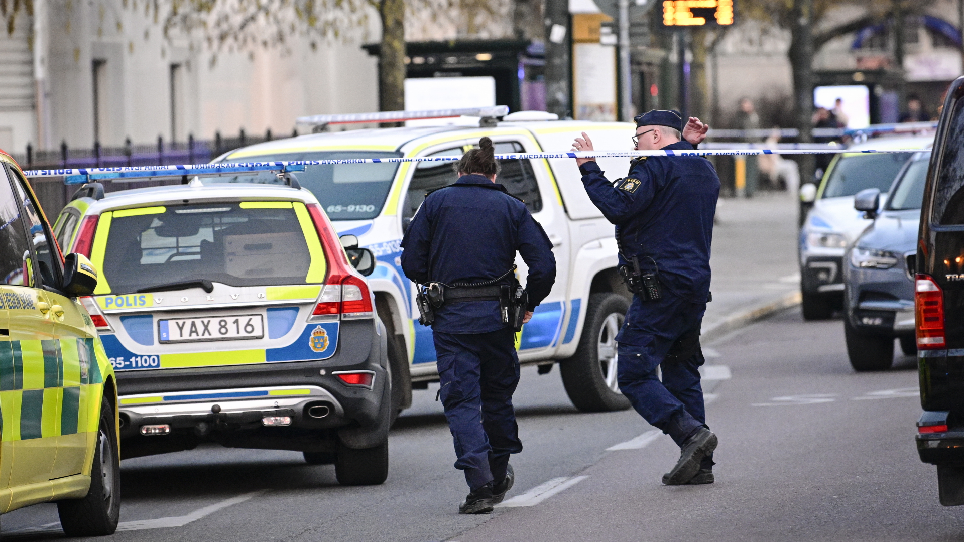 Zwei Polizisten gehen über eine Straße nach einem Angriff an einer Schule in Malmö, Schweden. | dpa